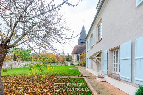 Ancien presbytère rénové avec jardin de curé au pied de l&rsquo;église