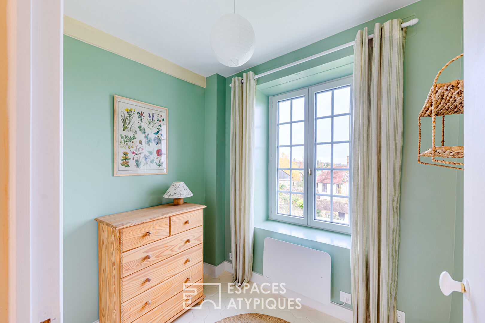 Ancien presbytère rénové avec jardin de curé au pied de l’église