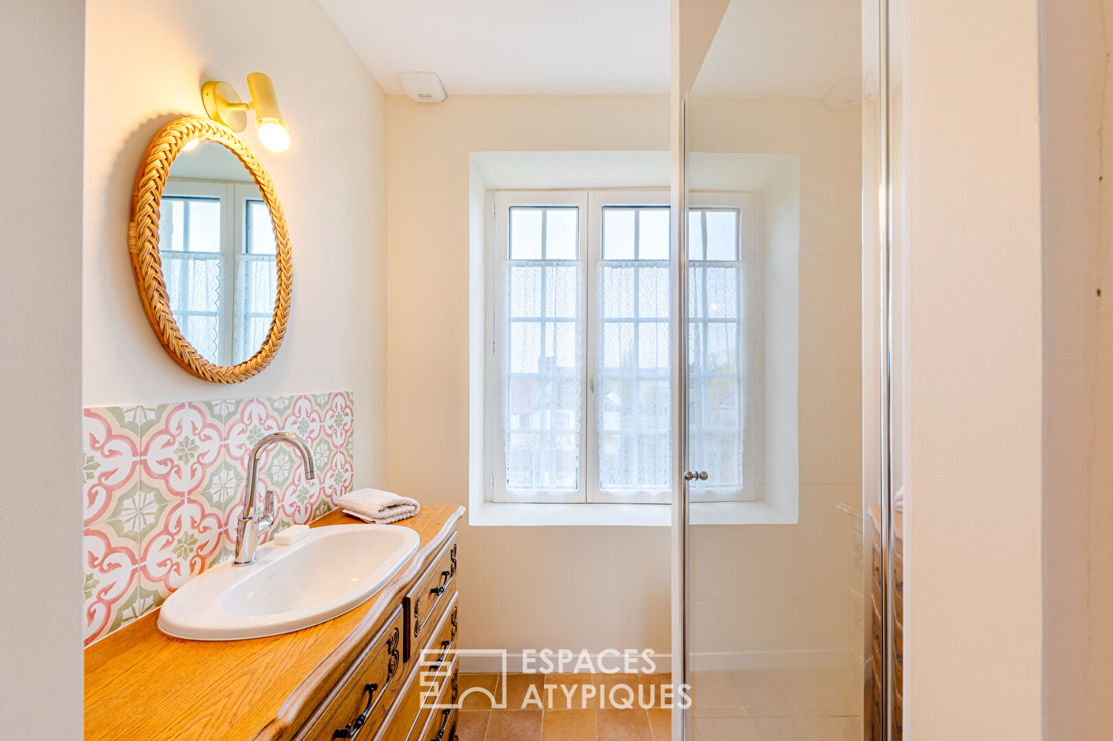 Ancien presbytère rénové avec jardin de curé au pied de l’église