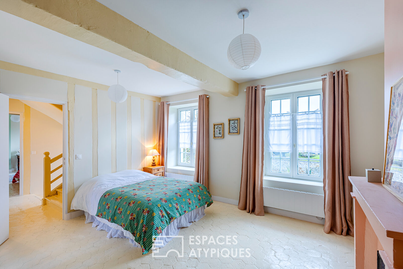 Ancien presbytère rénové avec jardin de curé au pied de l’église