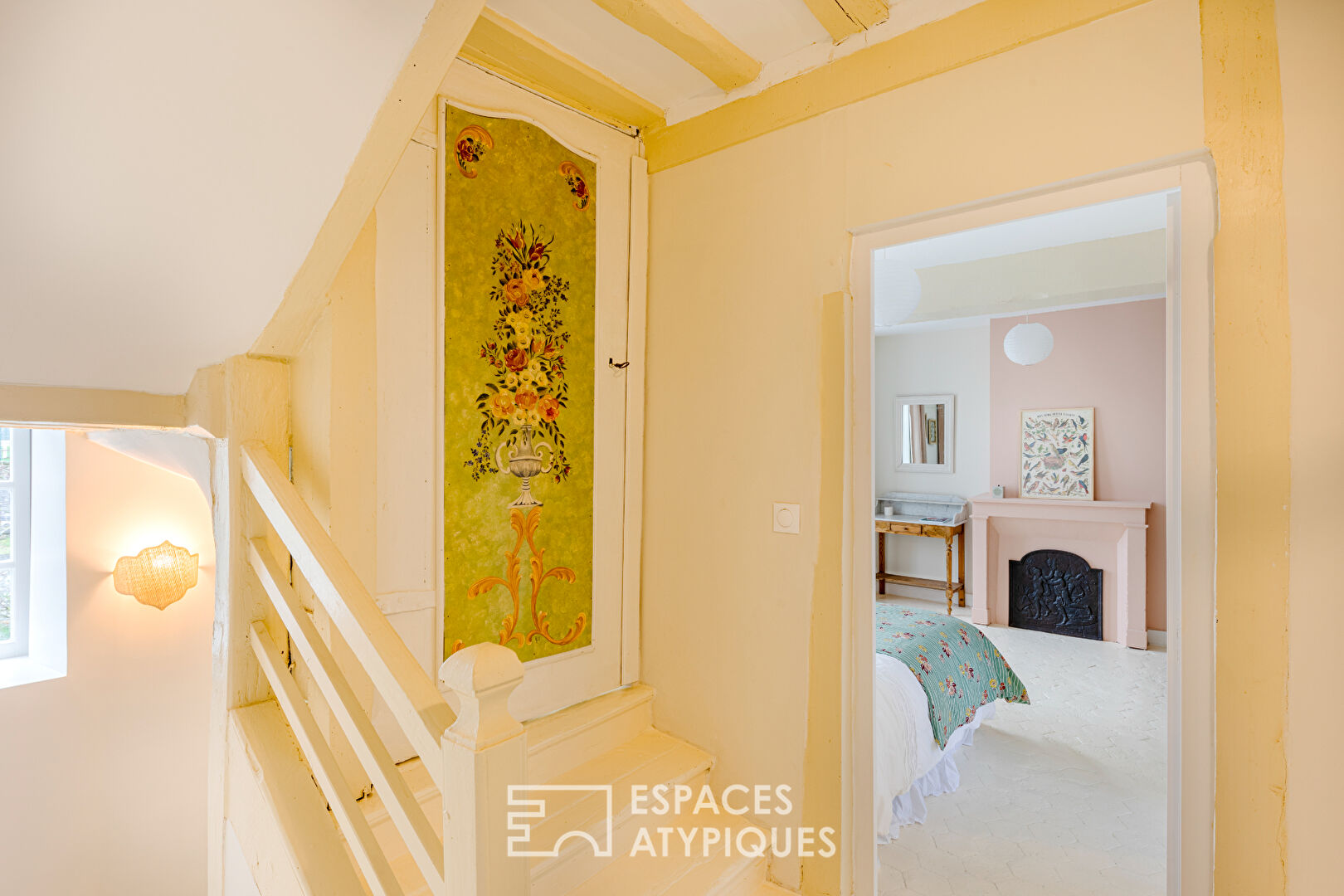 Ancien presbytère rénové avec jardin de curé au pied de l’église