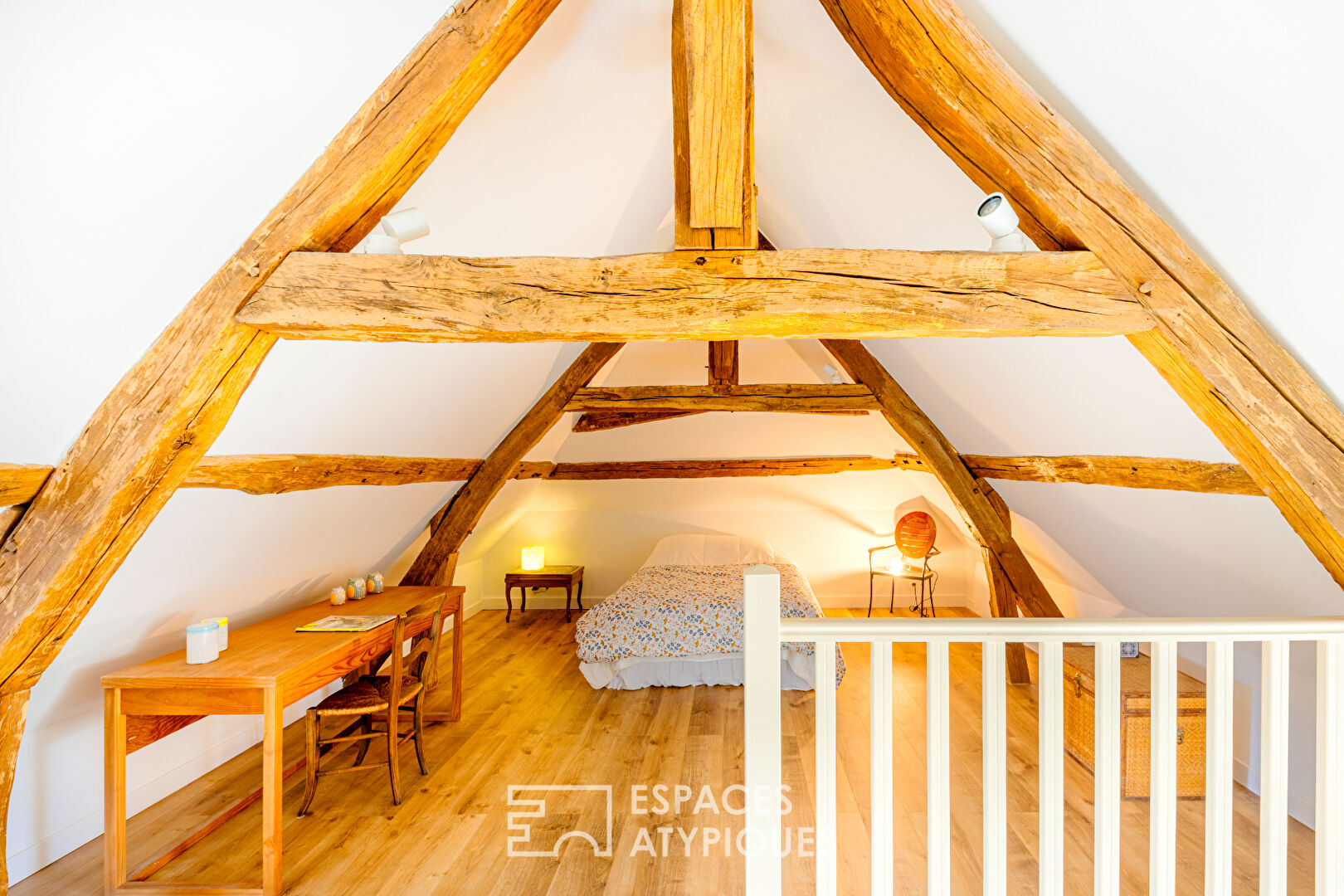 Ancien presbytère rénové avec jardin de curé au pied de l’église