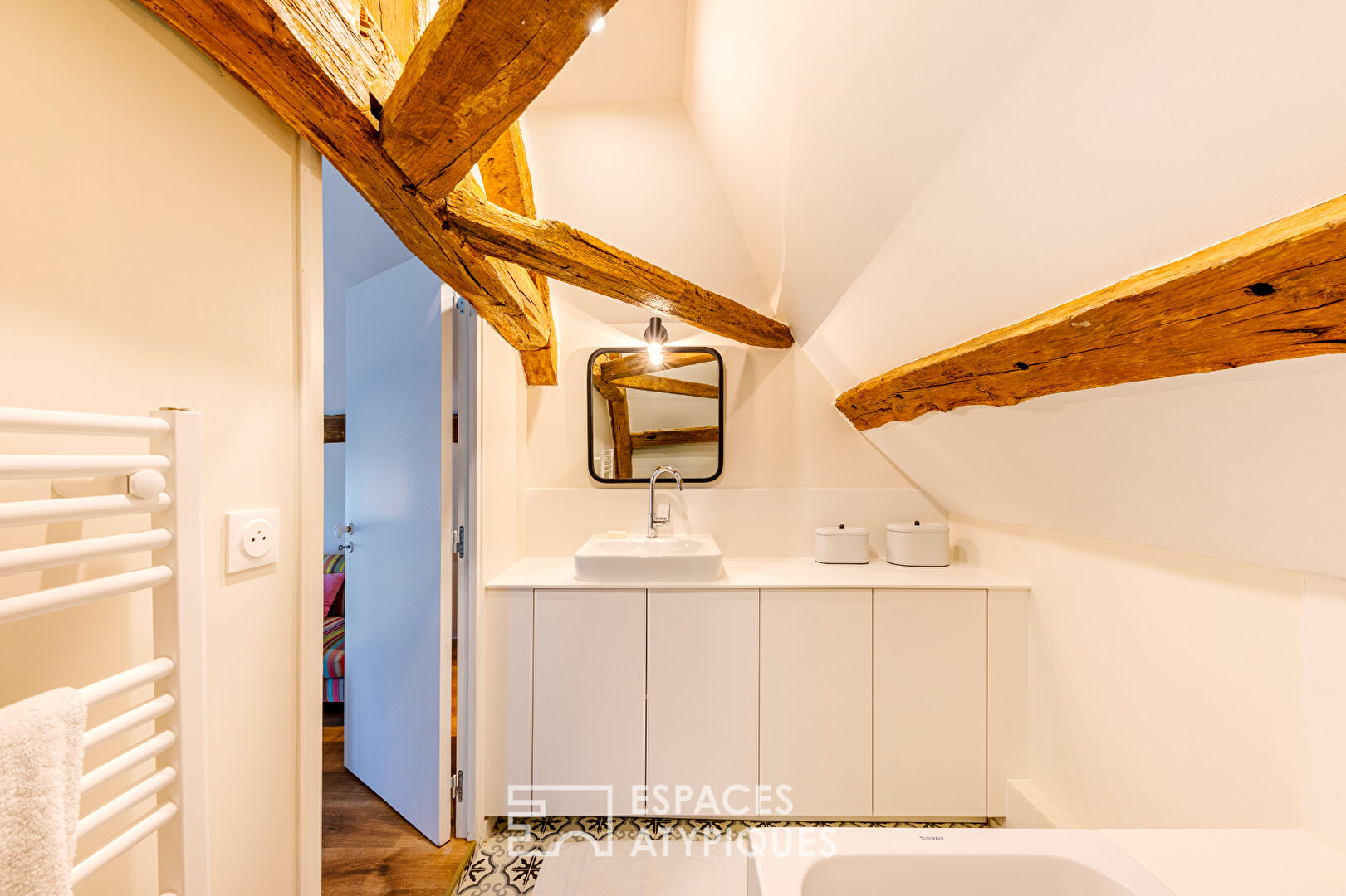 Ancien presbytère rénové avec jardin de curé au pied de l’église