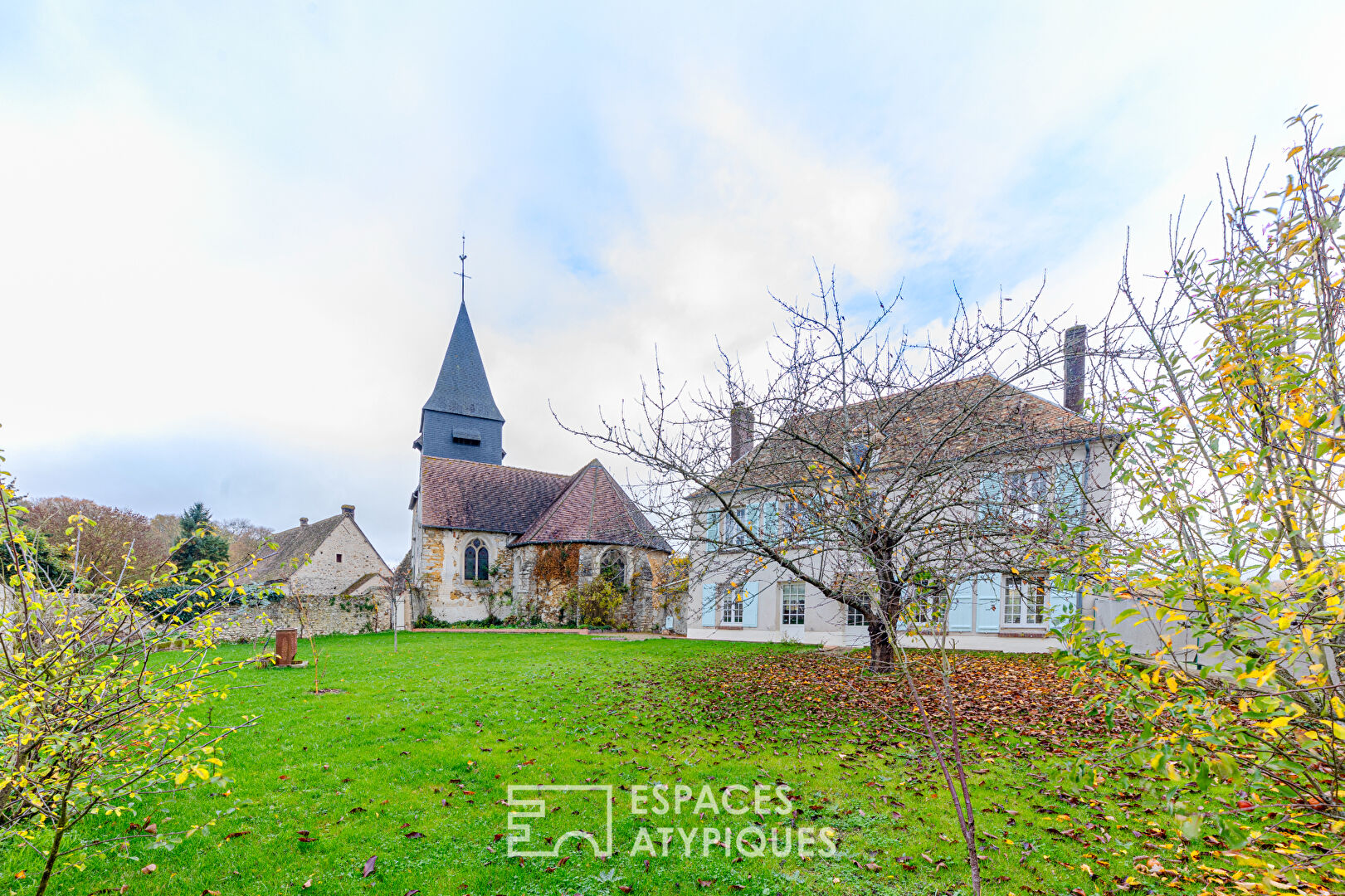 Ancien presbytère rénové avec jardin de curé au pied de l’église