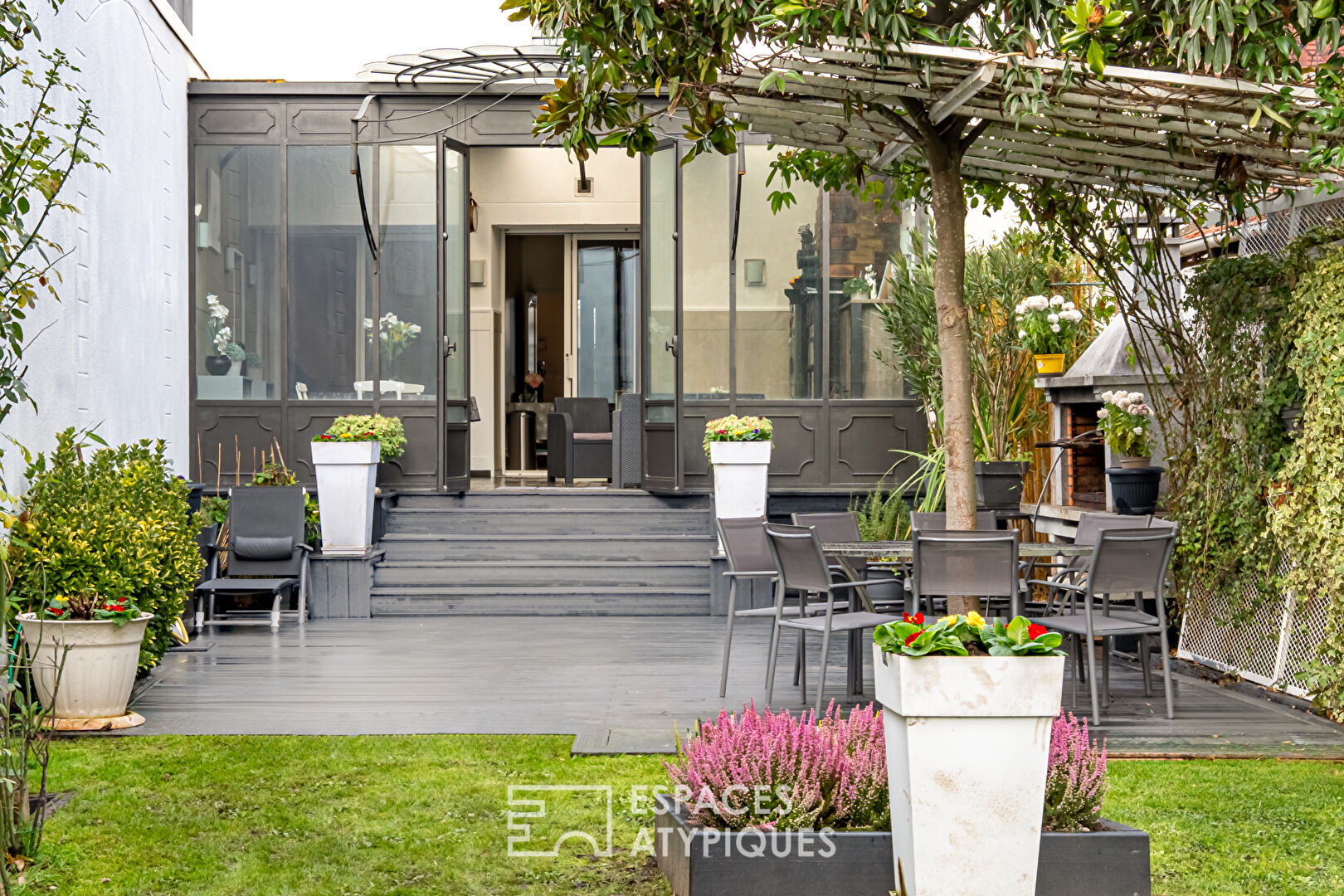 Belle maison d’architecte avec jardin paysagé pour habitation et activité professionnelle