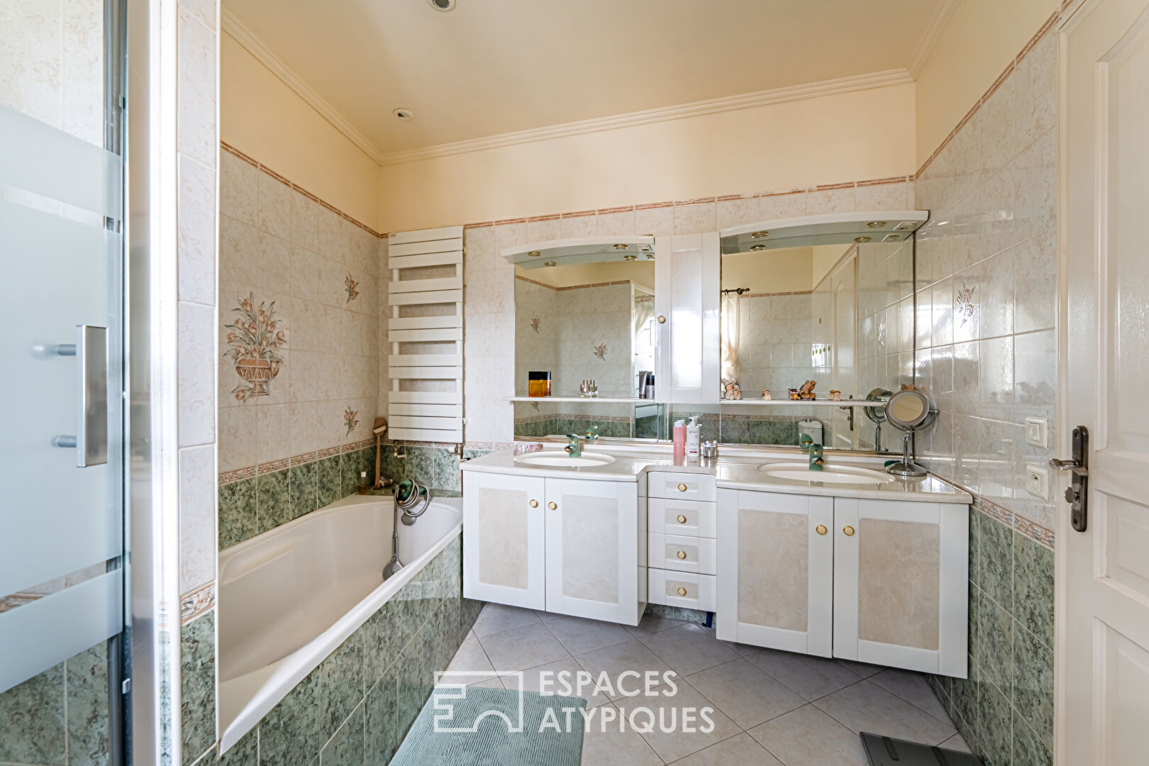 Belle maison d’architecte avec jardin paysagé pour habitation et activité professionnelle