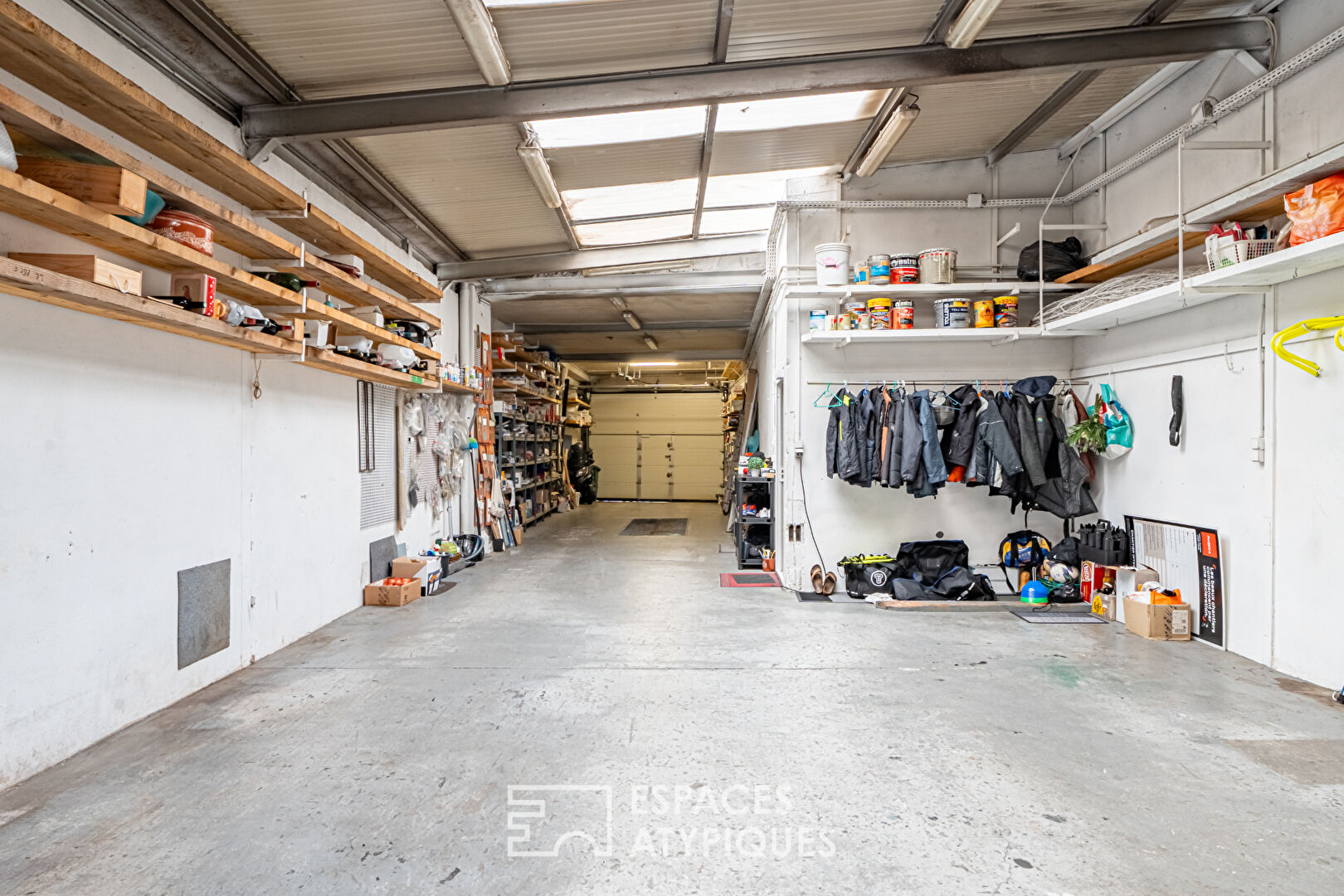 Belle maison d’architecte avec jardin paysagé pour habitation et activité professionnelle