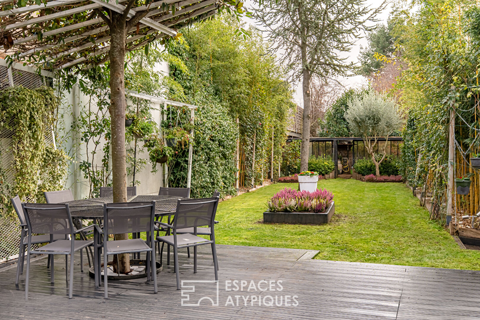 Belle maison d’architecte avec jardin paysagé pour habitation et activité professionnelle