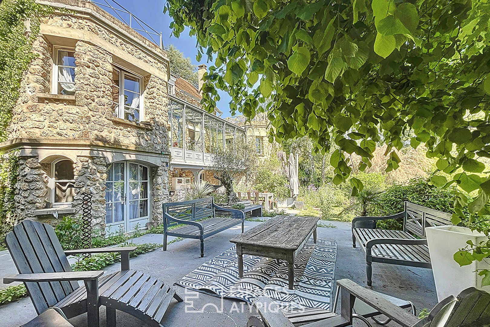 Maison ancienne de caractère avec piscine et lavoir d’époque à Jouars-Pontchartrain