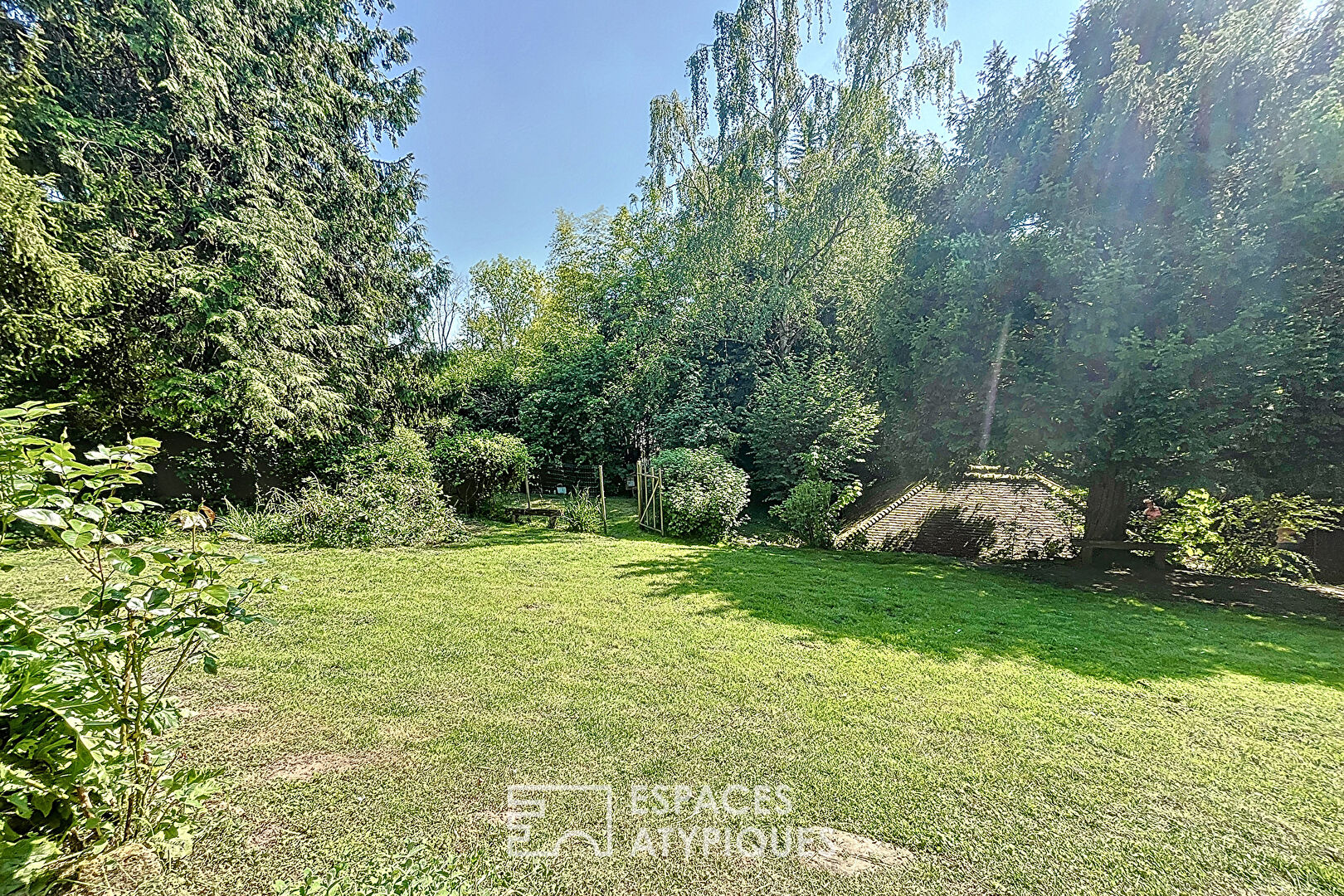 Maison ancienne de caractère avec piscine et lavoir d’époque à Jouars-Pontchartrain