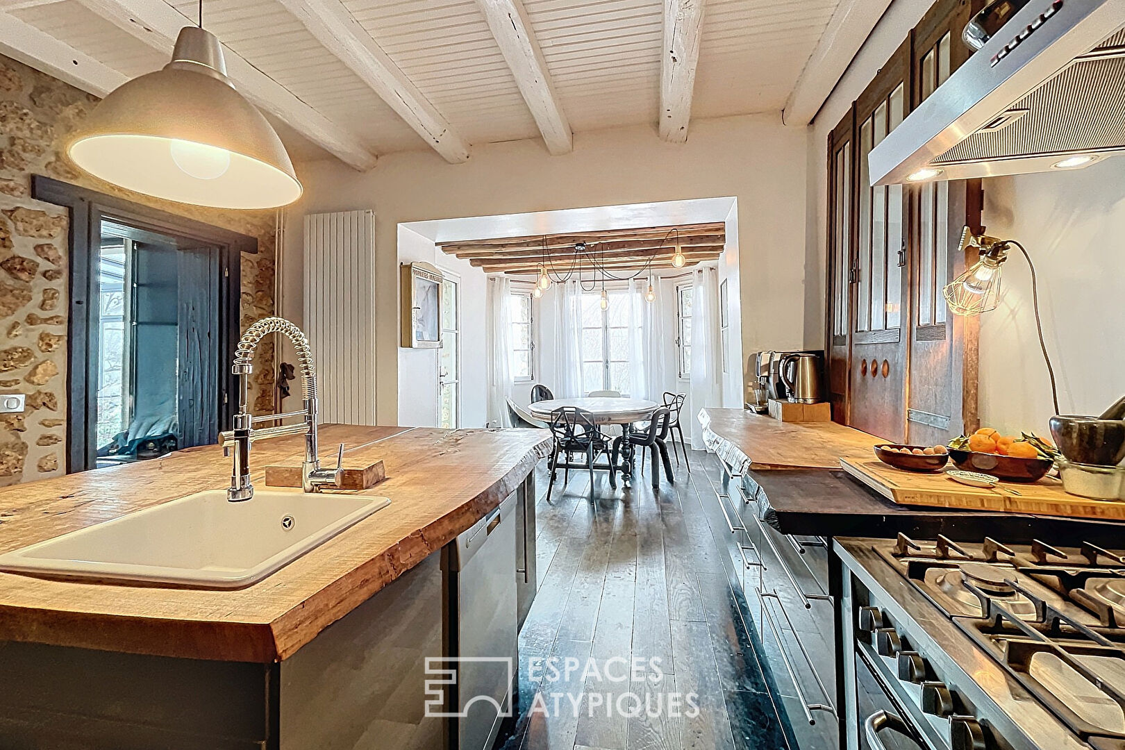 Maison ancienne de caractère avec piscine et lavoir d’époque à Jouars-Pontchartrain