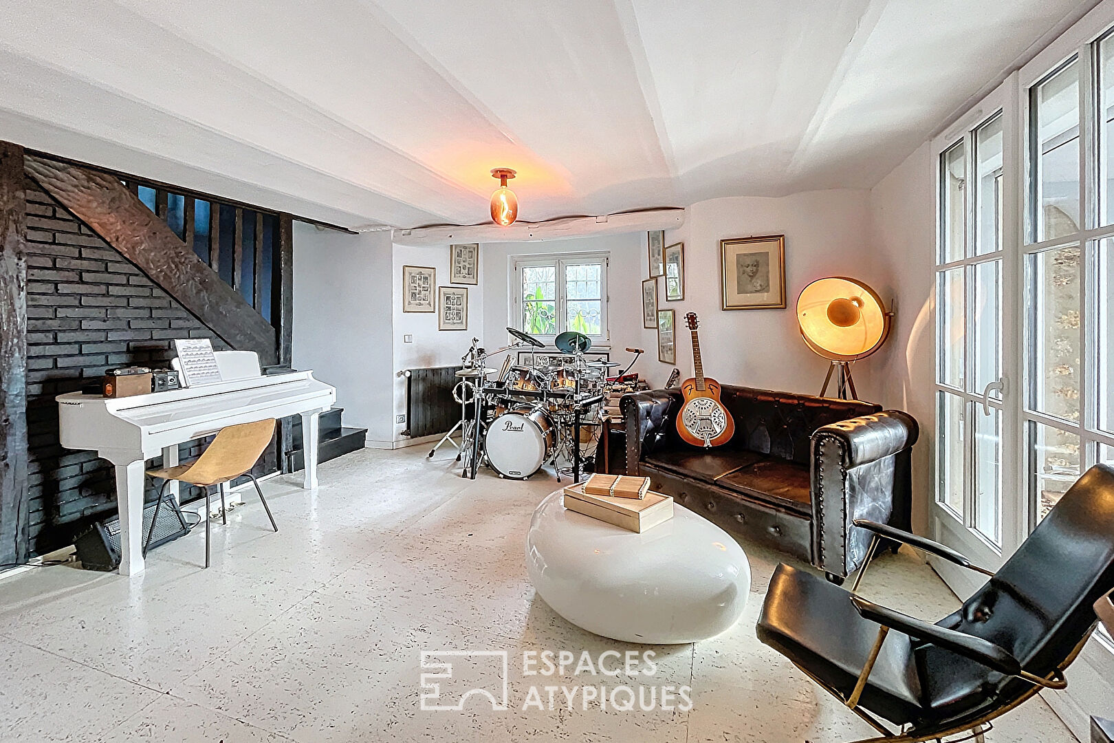 Maison ancienne de caractère avec piscine et lavoir d’époque à Jouars-Pontchartrain