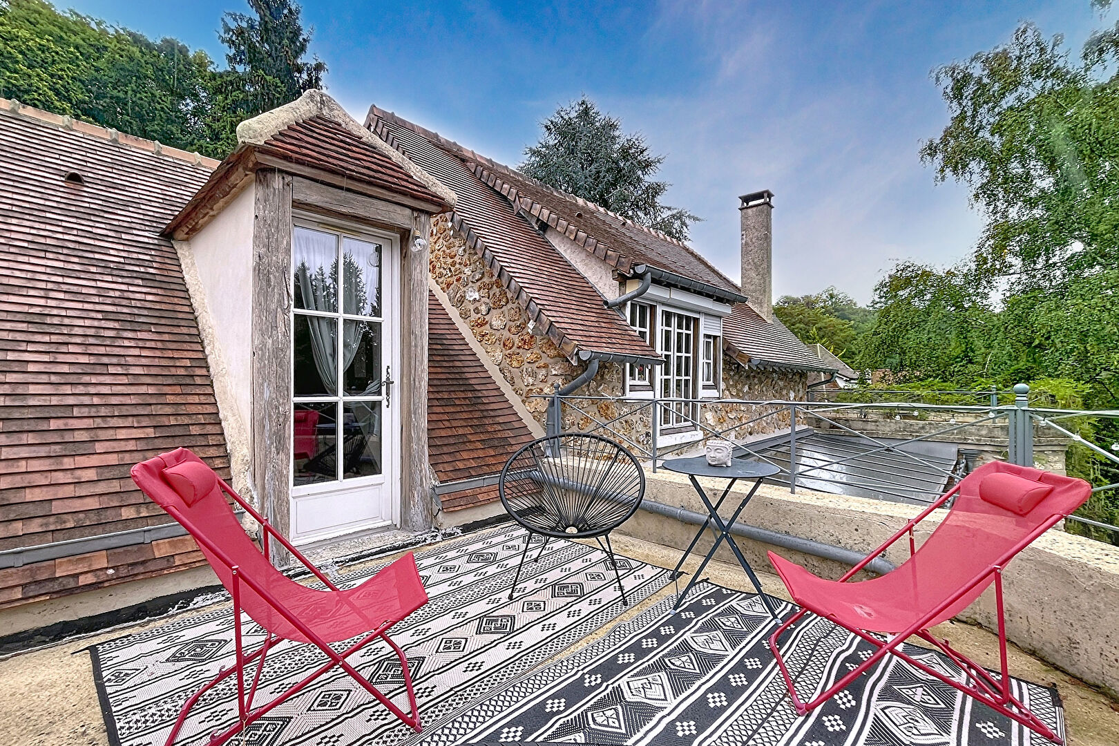 Maison ancienne de caractère avec piscine et lavoir d’époque à Jouars-Pontchartrain