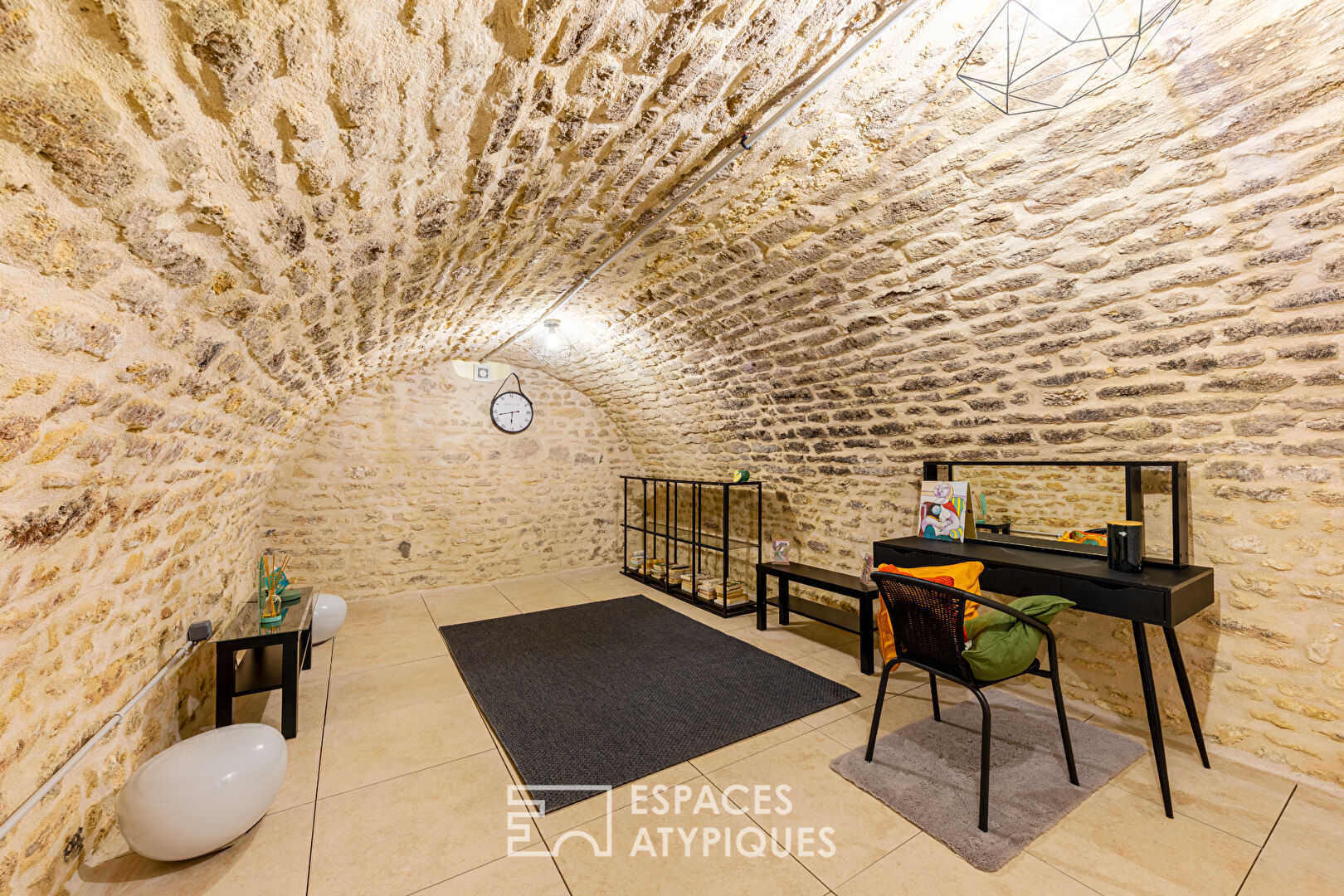 Intimité Absolue : L’Écrin de Pierre et ses Secrets