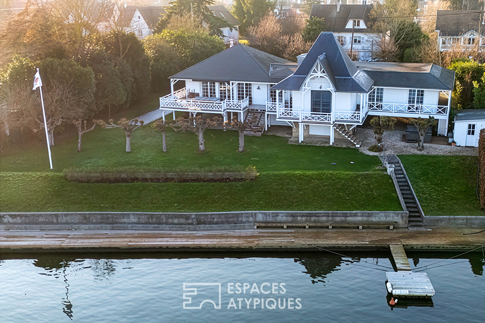 Magnificent Californian-style stilt house on the banks of the Seine