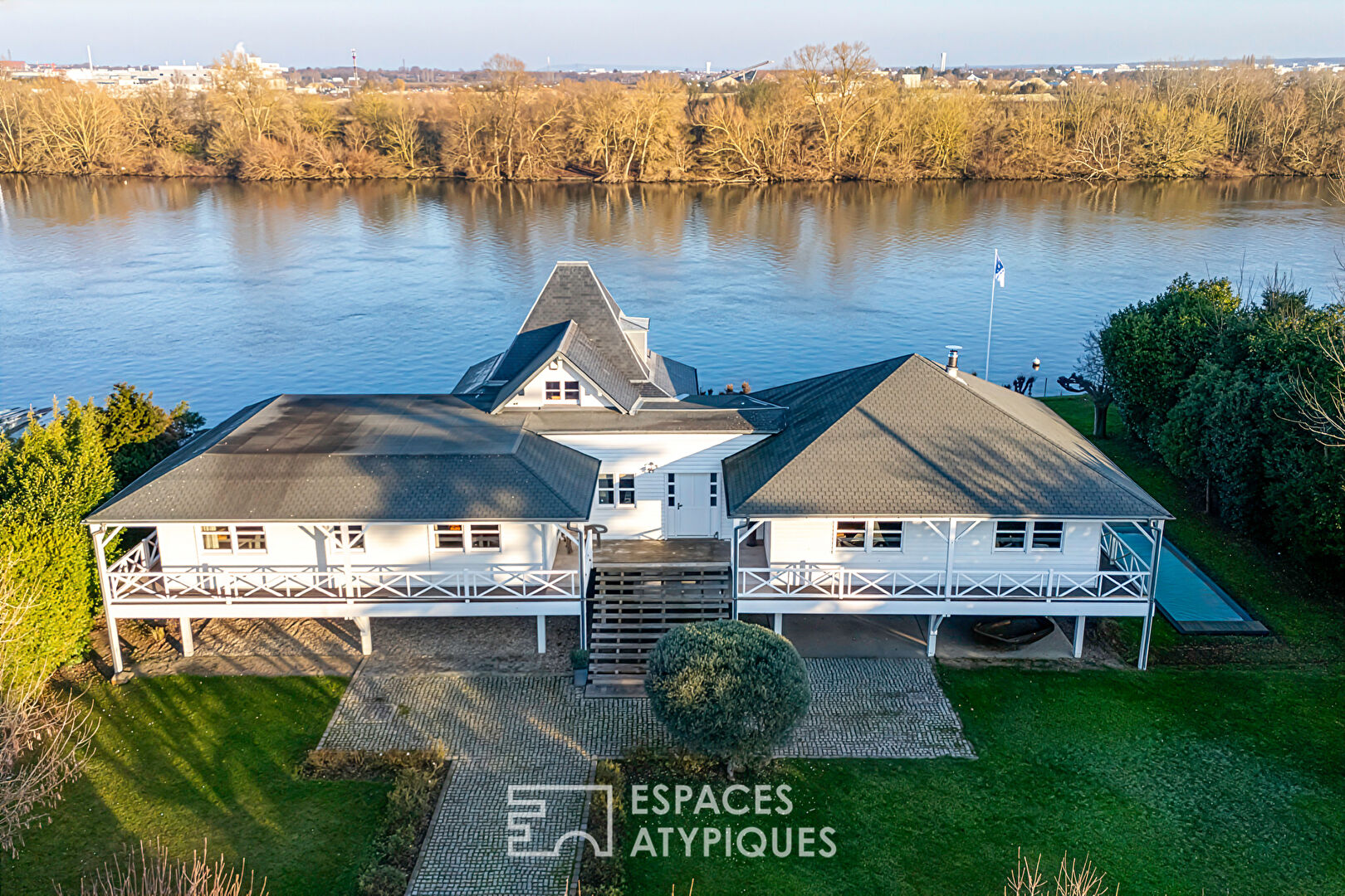 Magnificent Californian-style stilt house on the banks of the Seine