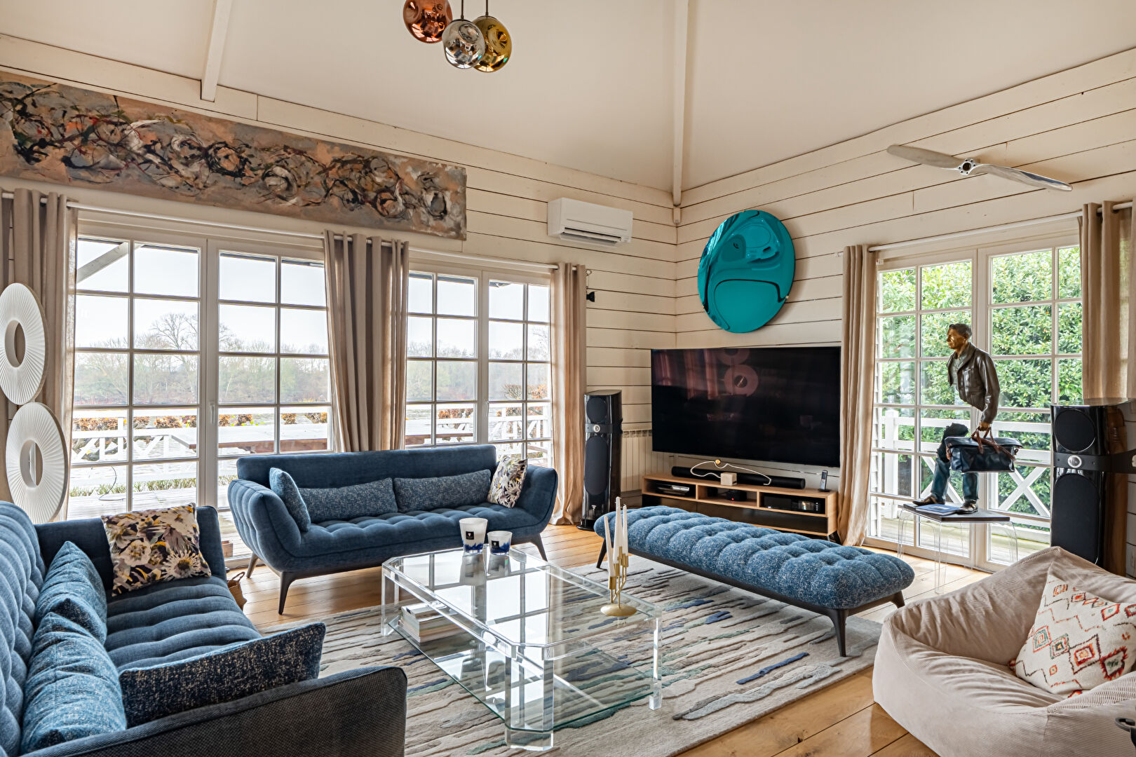 Magnificent Californian-style stilt house on the banks of the Seine