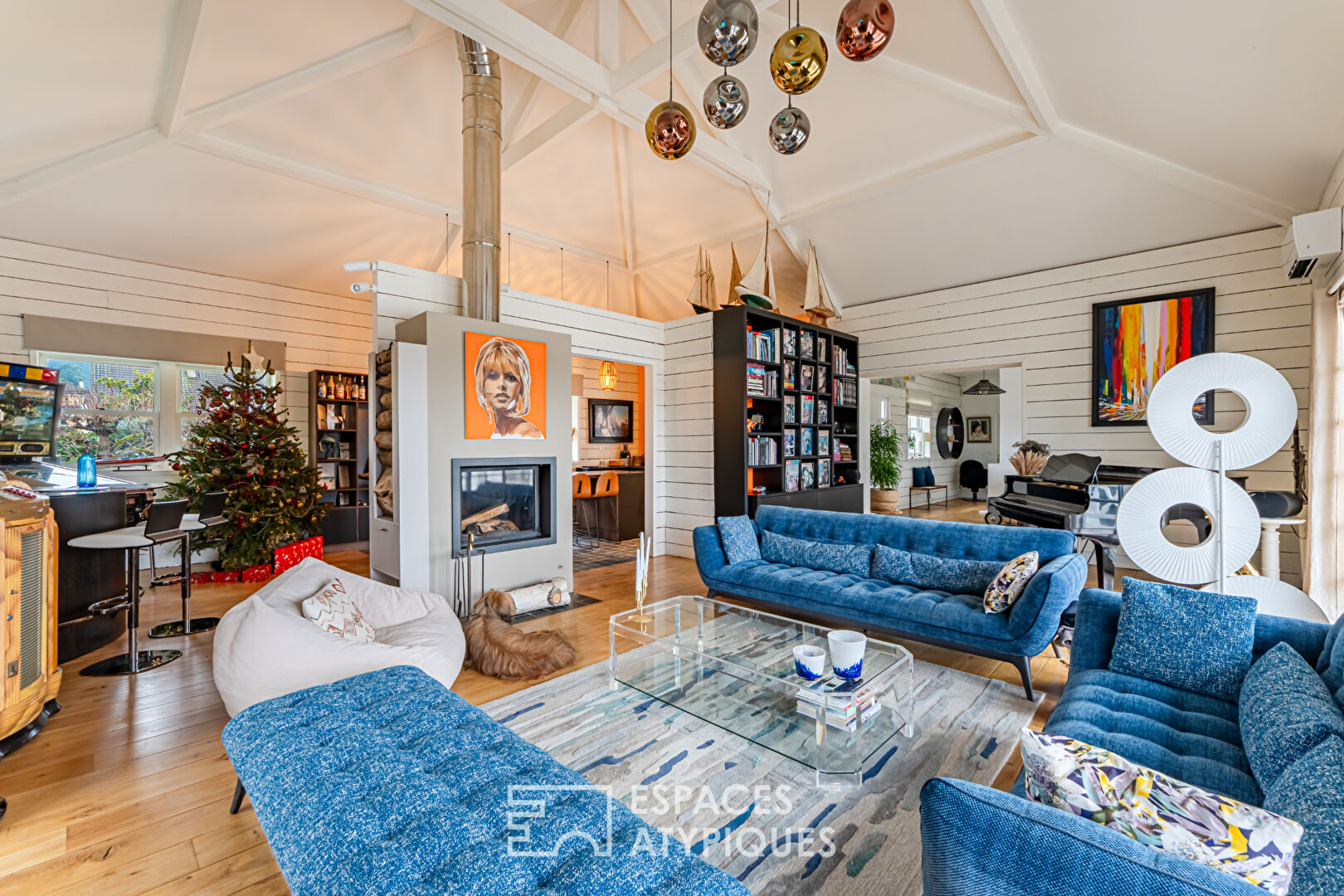 Magnificent Californian-style stilt house on the banks of the Seine