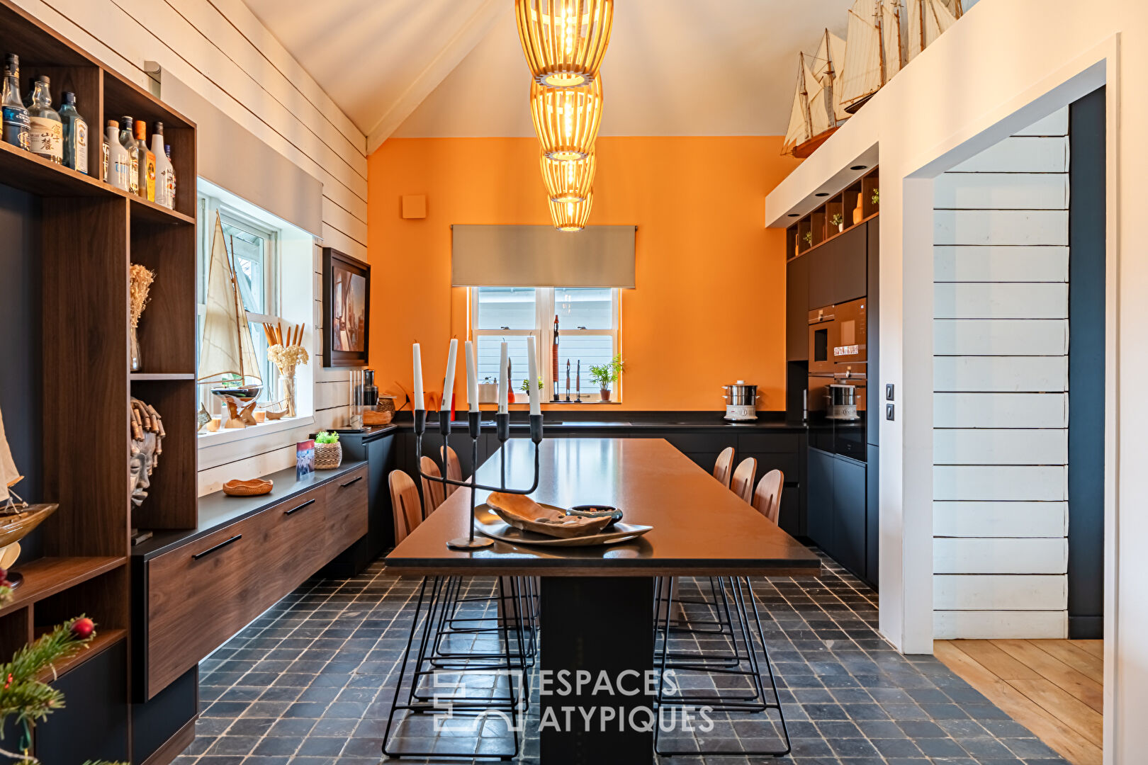 Magnificent Californian-style stilt house on the banks of the Seine