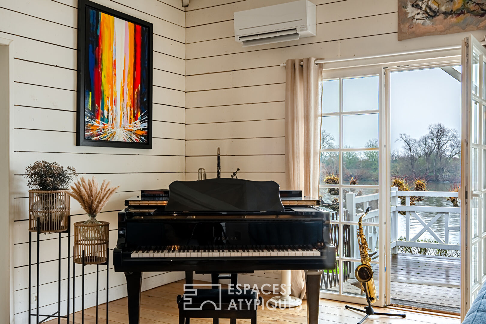 Magnificent Californian-style stilt house on the banks of the Seine