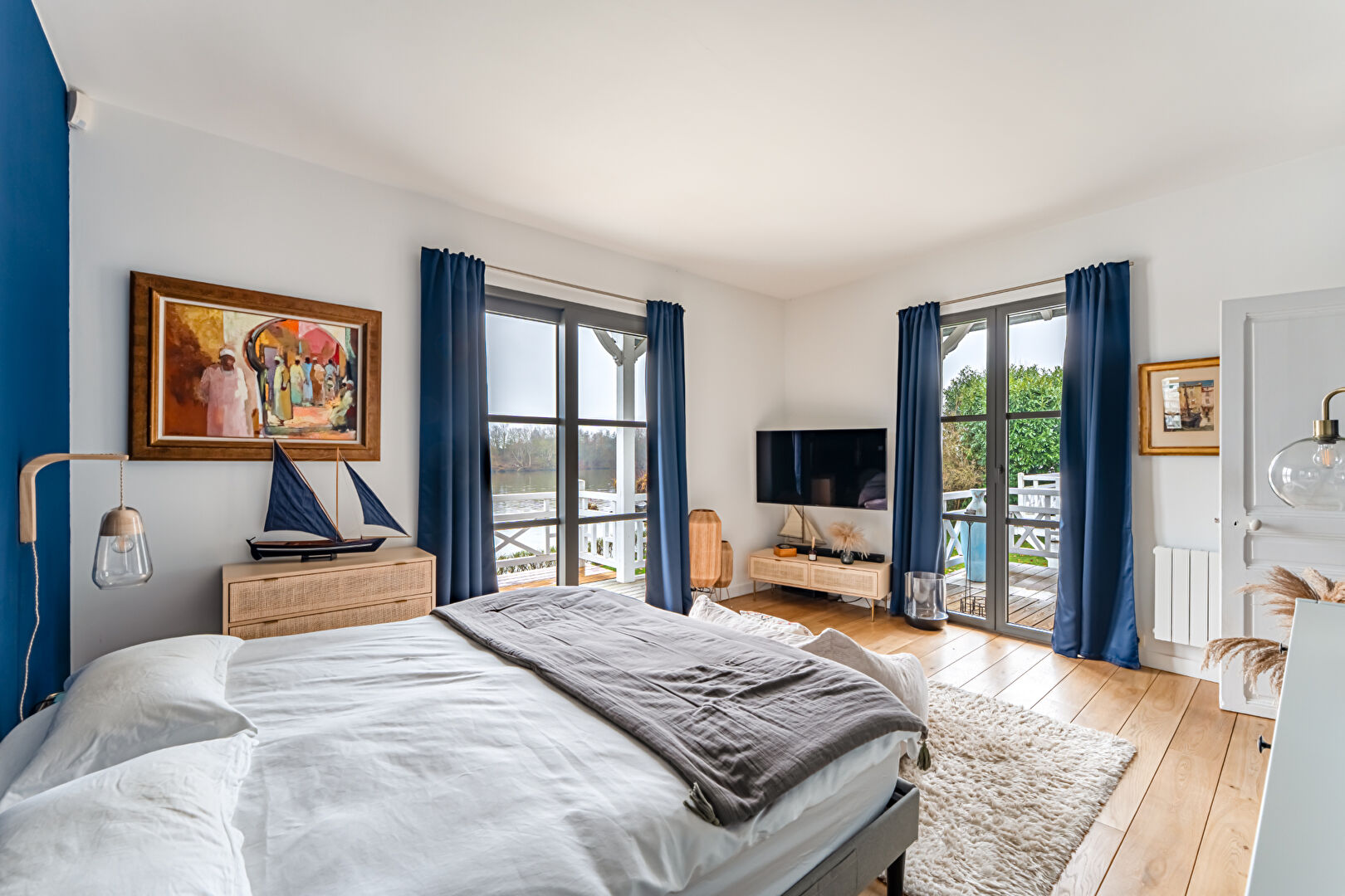 Magnificent Californian-style stilt house on the banks of the Seine