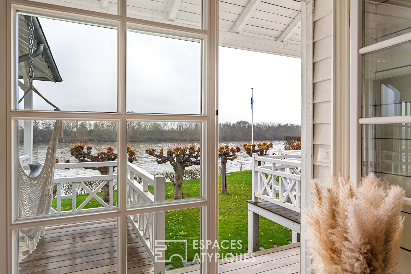 Magnificent Californian-style stilt house on the banks of the Seine