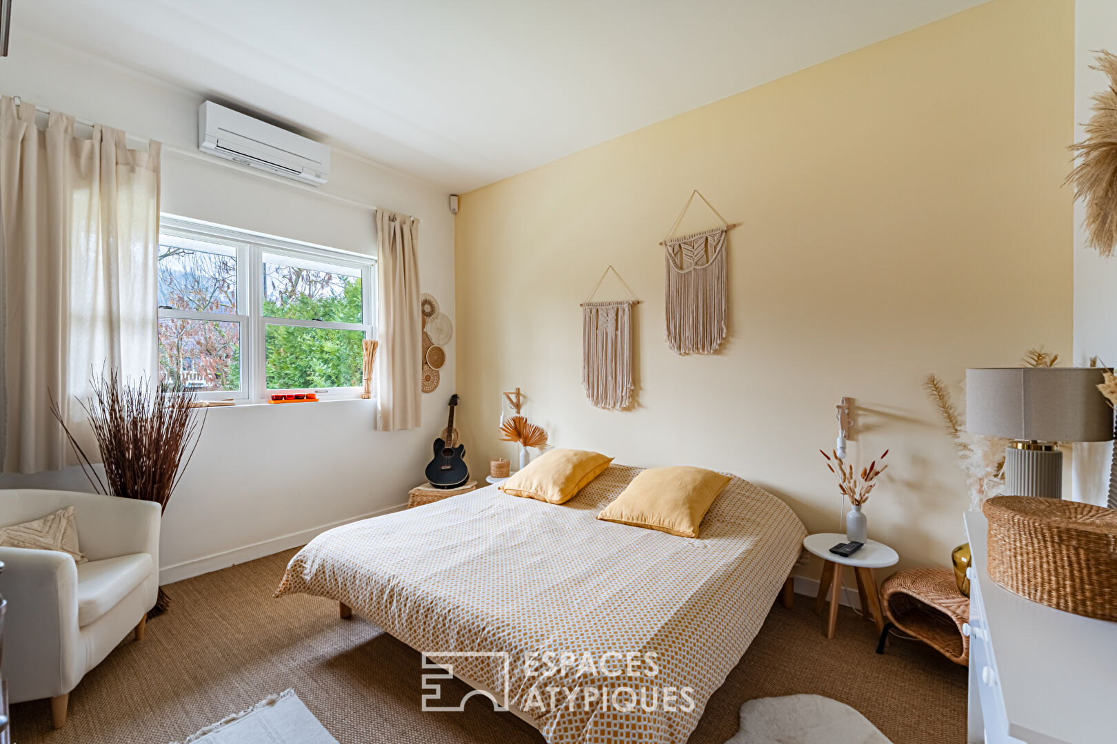 Magnificent Californian-style stilt house on the banks of the Seine