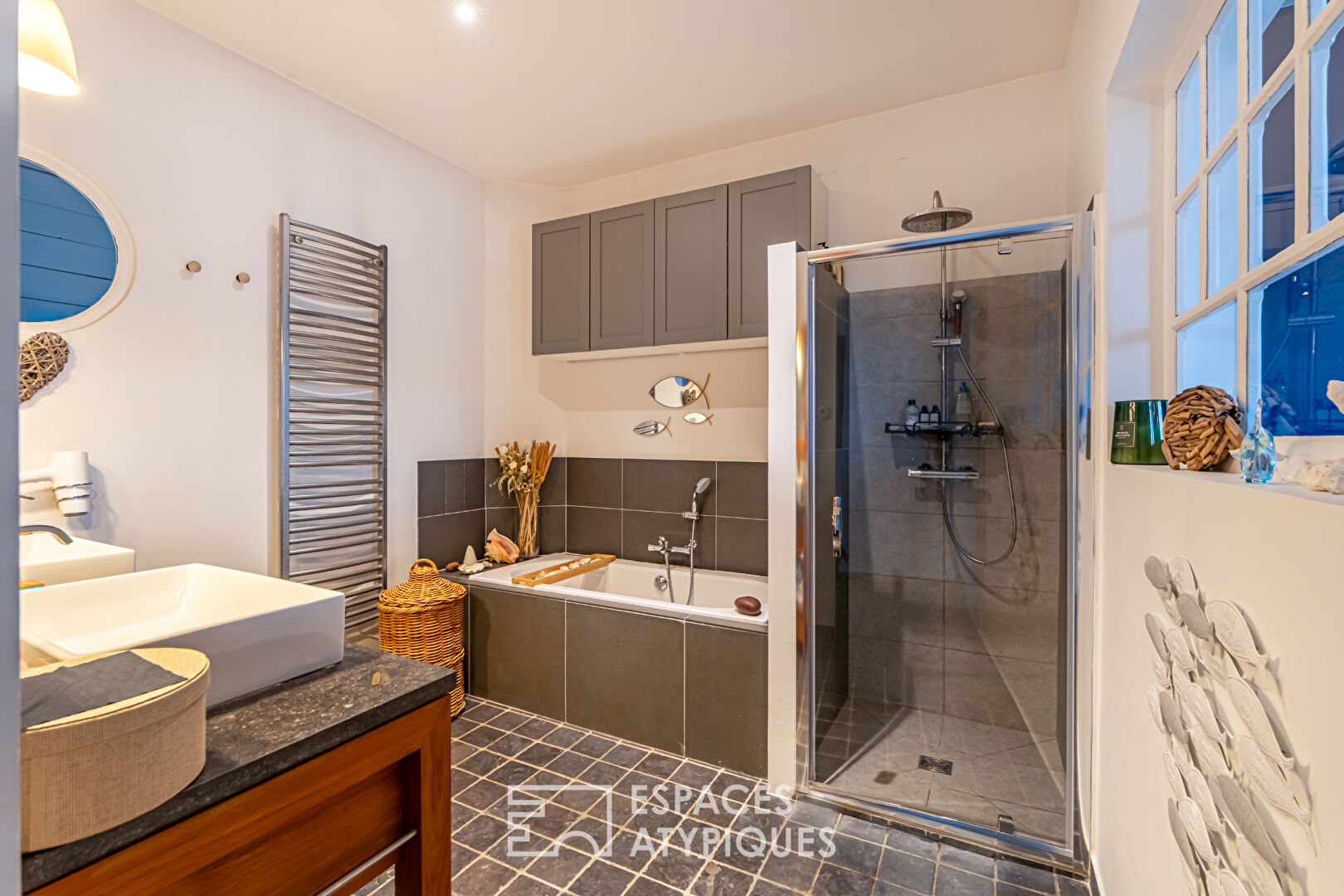 Magnificent Californian-style stilt house on the banks of the Seine