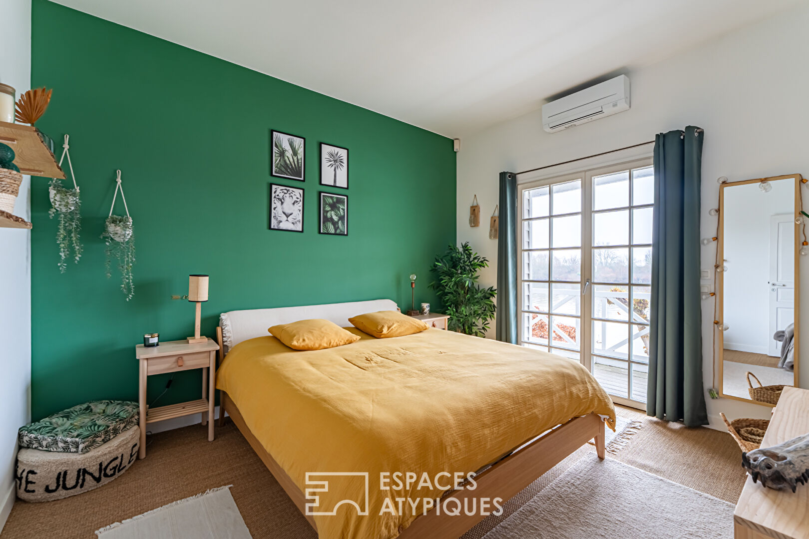 Magnificent Californian-style stilt house on the banks of the Seine