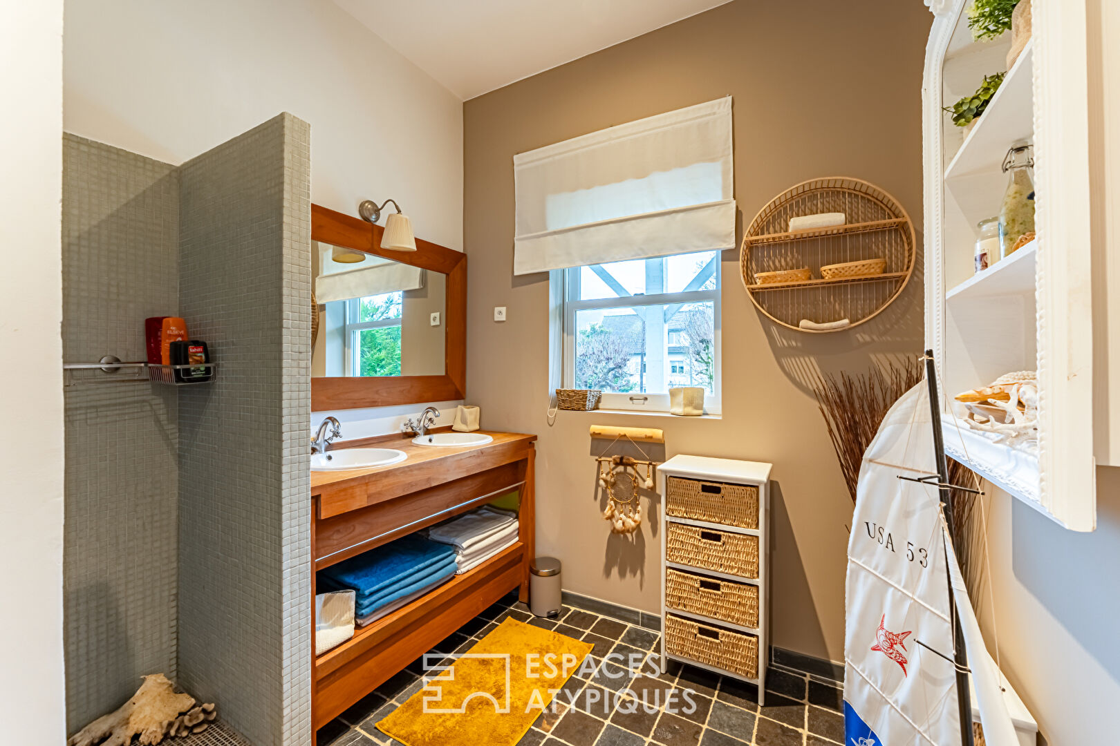 Magnificent Californian-style stilt house on the banks of the Seine