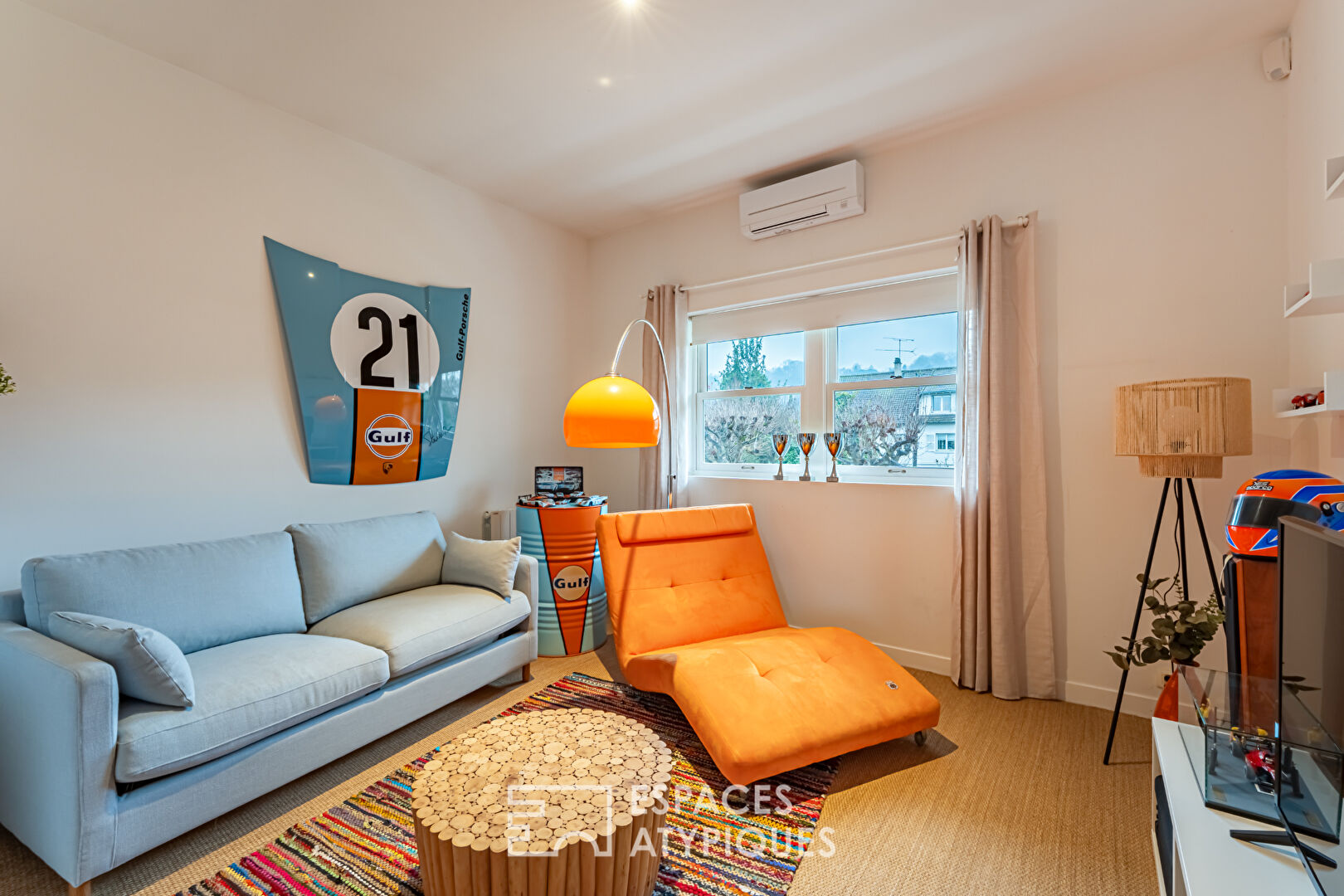 Magnificent Californian-style stilt house on the banks of the Seine