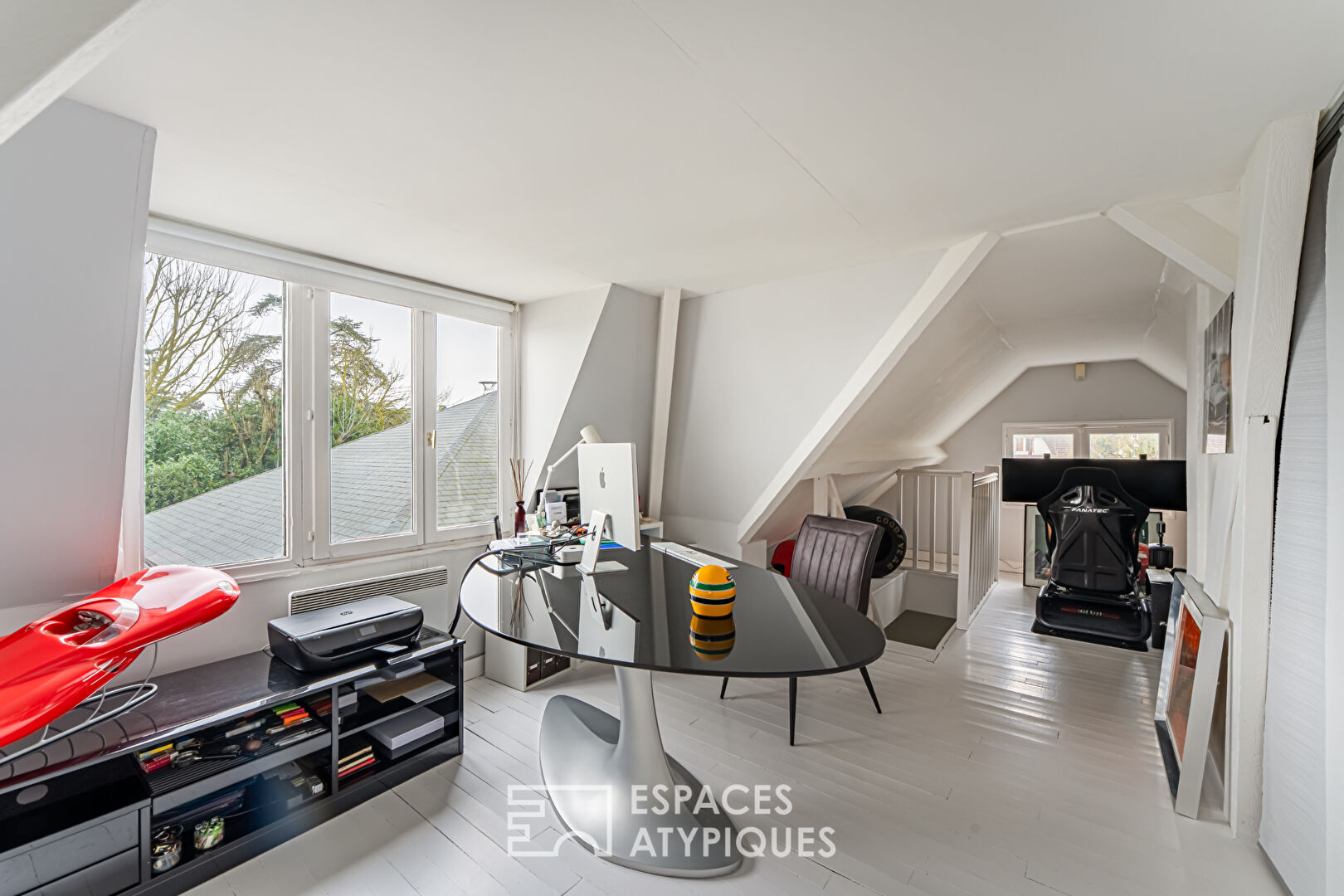 Magnificent Californian-style stilt house on the banks of the Seine