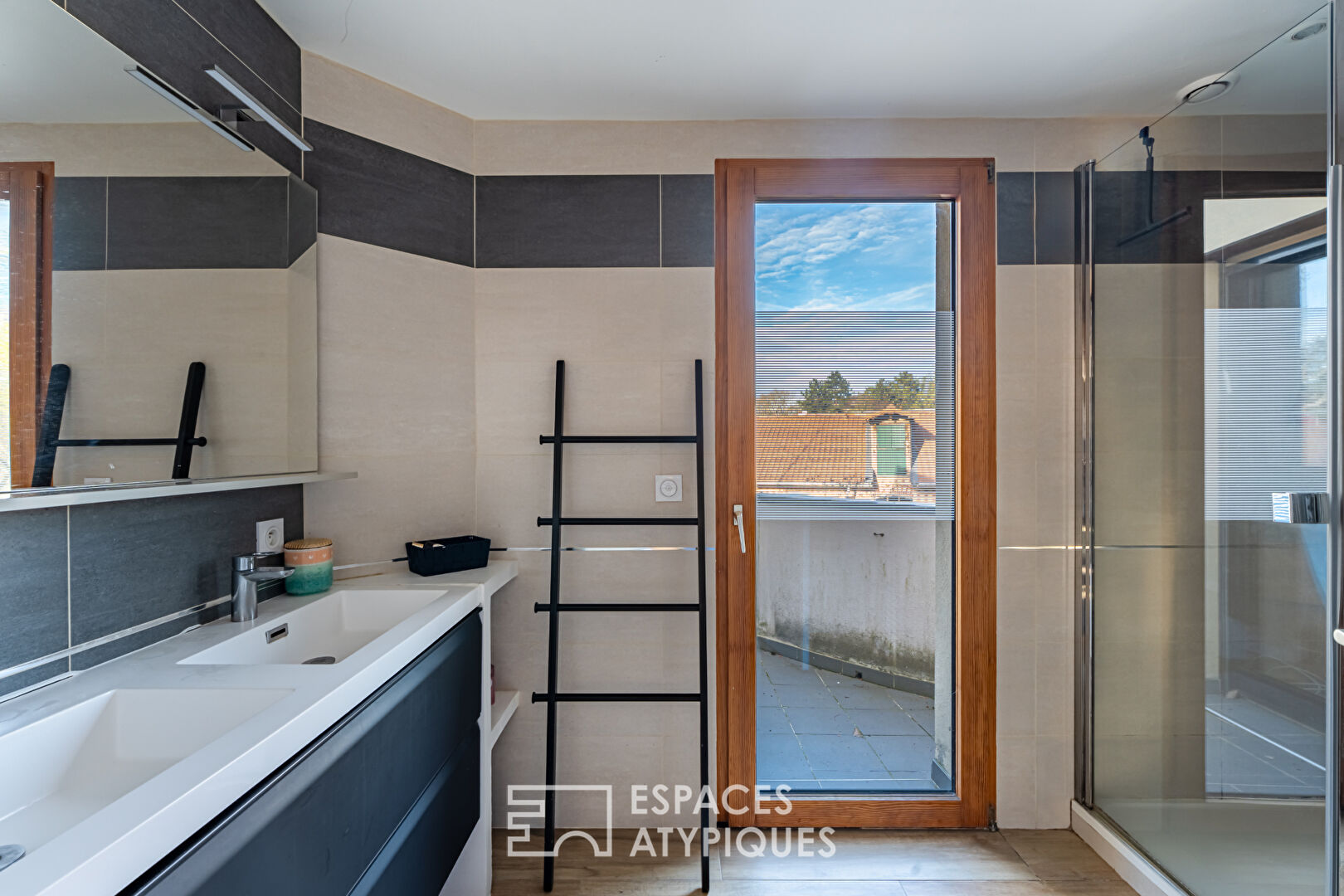 Architect-designed house with swimming pool in the park of Maisons-Laffitte