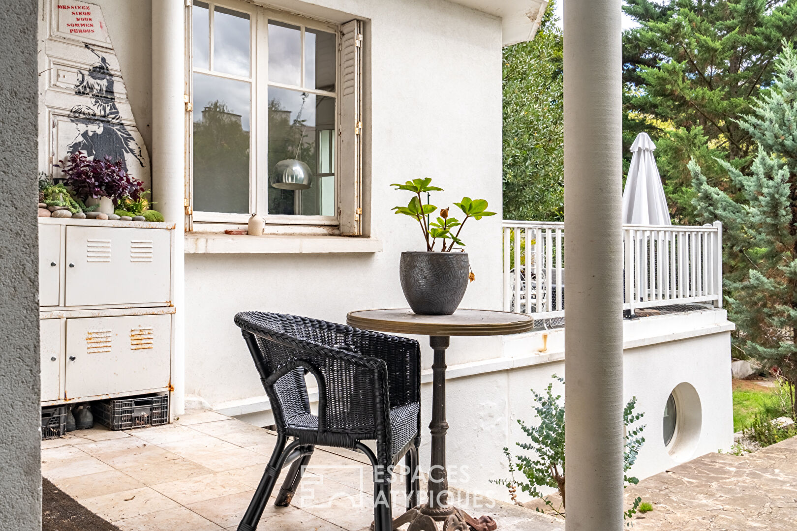 Maison Art Déco avec ses terrasses en cascade et sa dépendance dans un jardin bucolique
