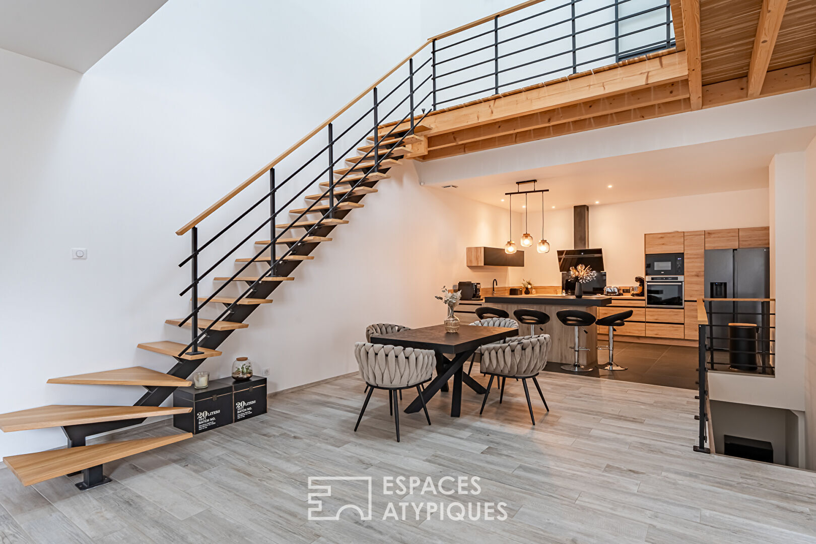 Maison familiale rénovée : Volumes Cathédrale et Esprit Contemporain