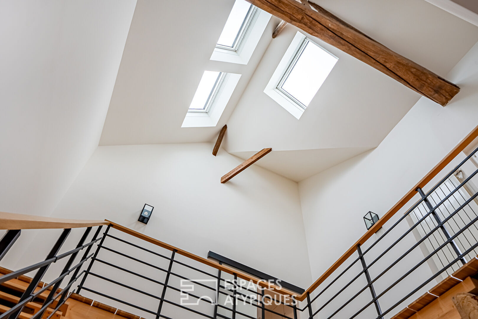 Maison familiale rénovée : Volumes Cathédrale et Esprit Contemporain