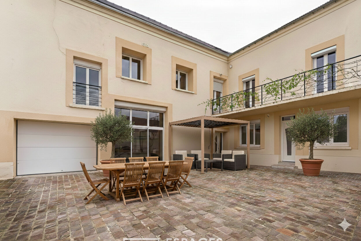 Maison familiale rénovée : Volumes Cathédrale et Esprit Contemporain