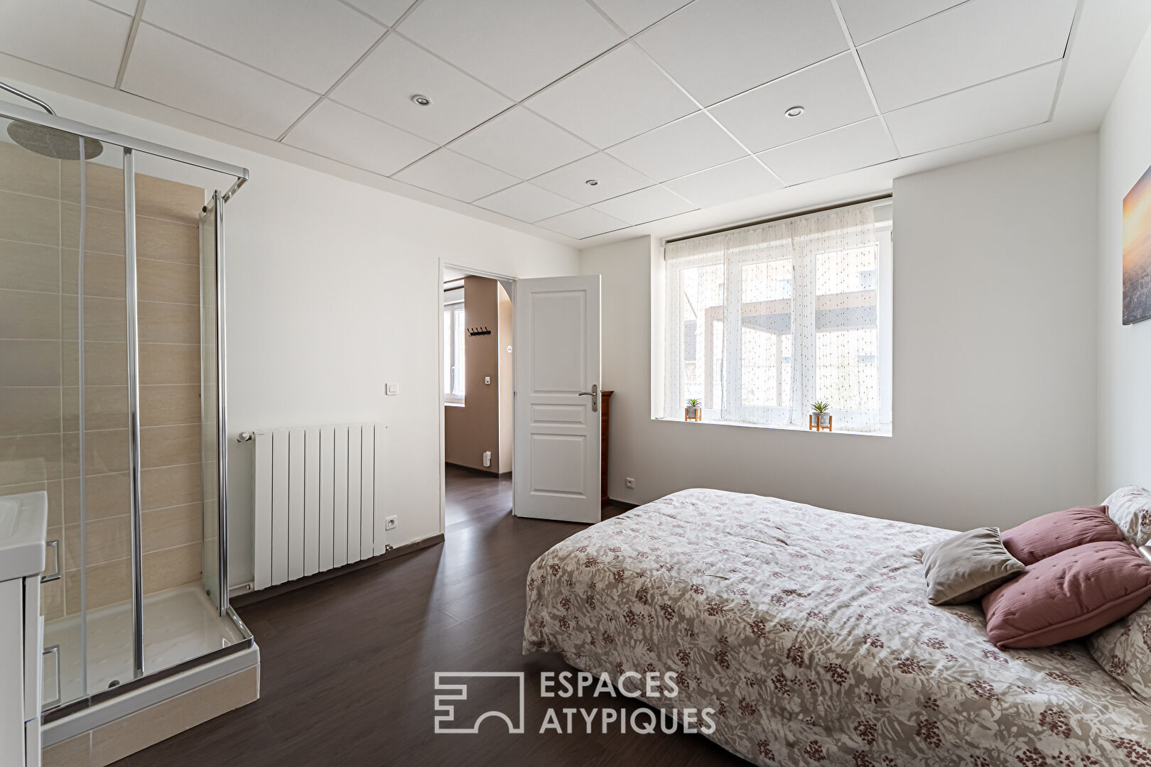 Maison familiale rénovée : Volumes Cathédrale et Esprit Contemporain