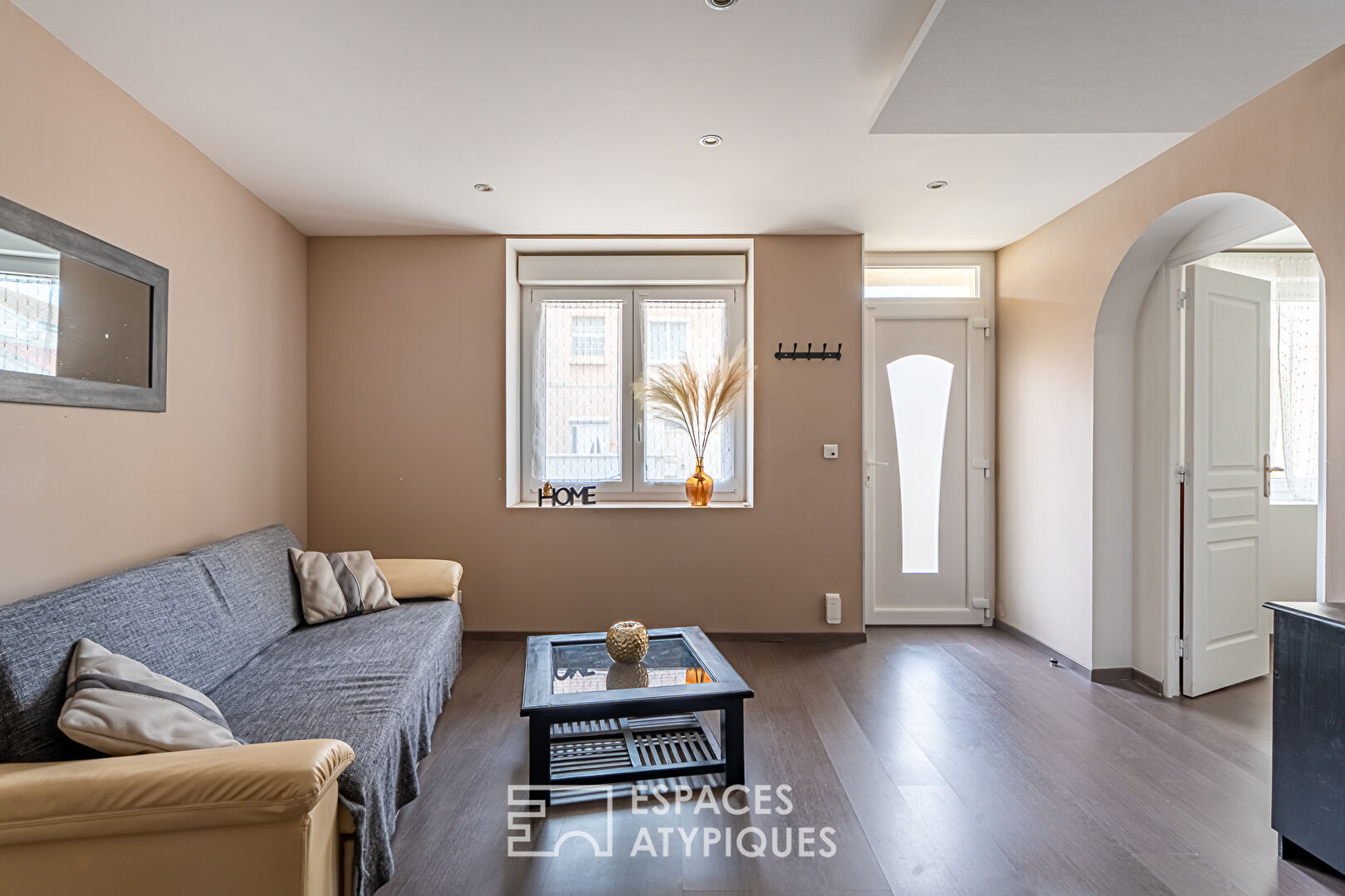 Maison familiale rénovée : Volumes Cathédrale et Esprit Contemporain