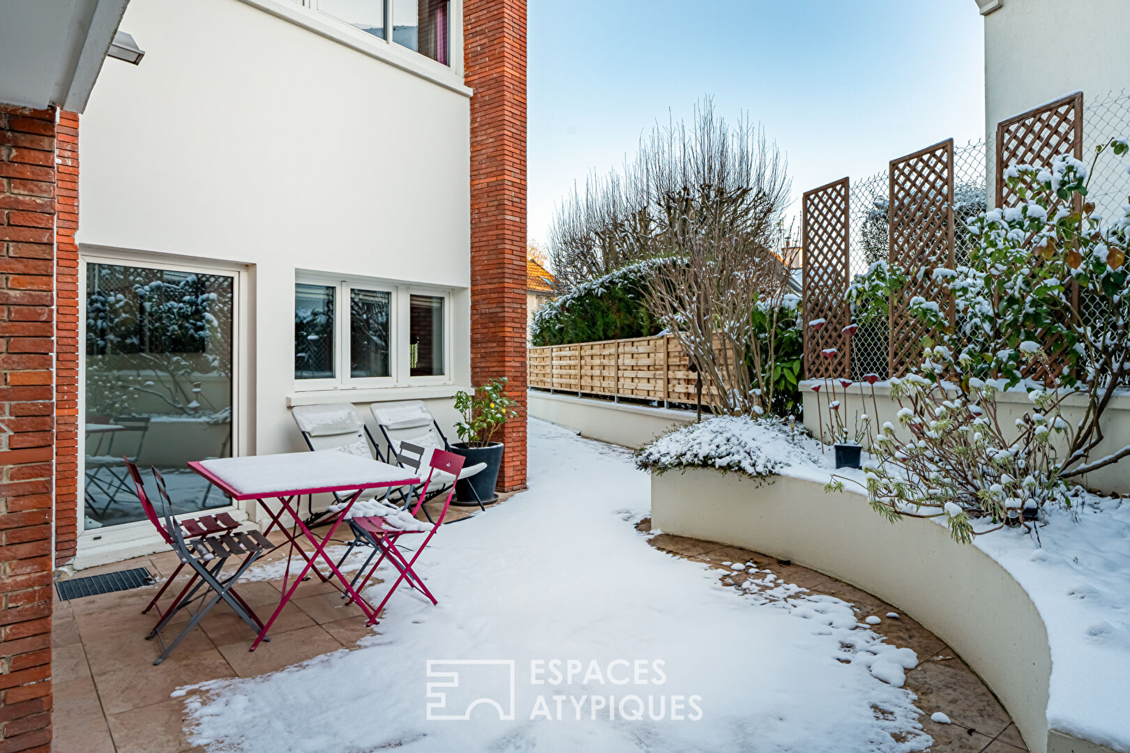 Parenthèse moderne avec sa dépendance, vieux Marly