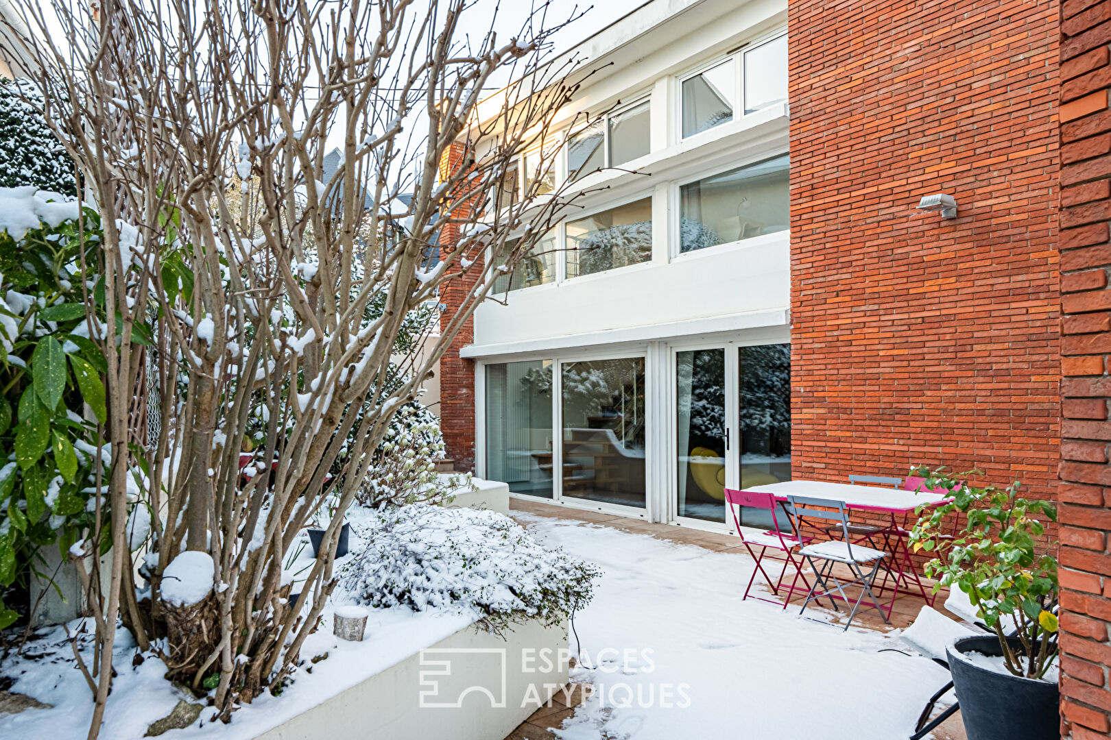 Parenthèse moderne avec sa dépendance, vieux Marly