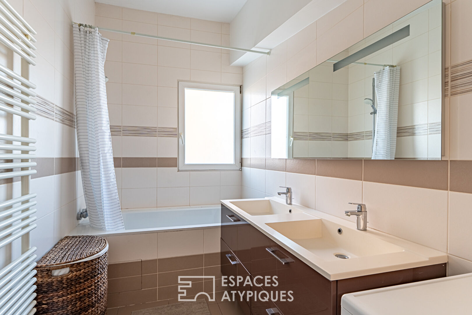 Parenthèse moderne avec sa dépendance, vieux Marly