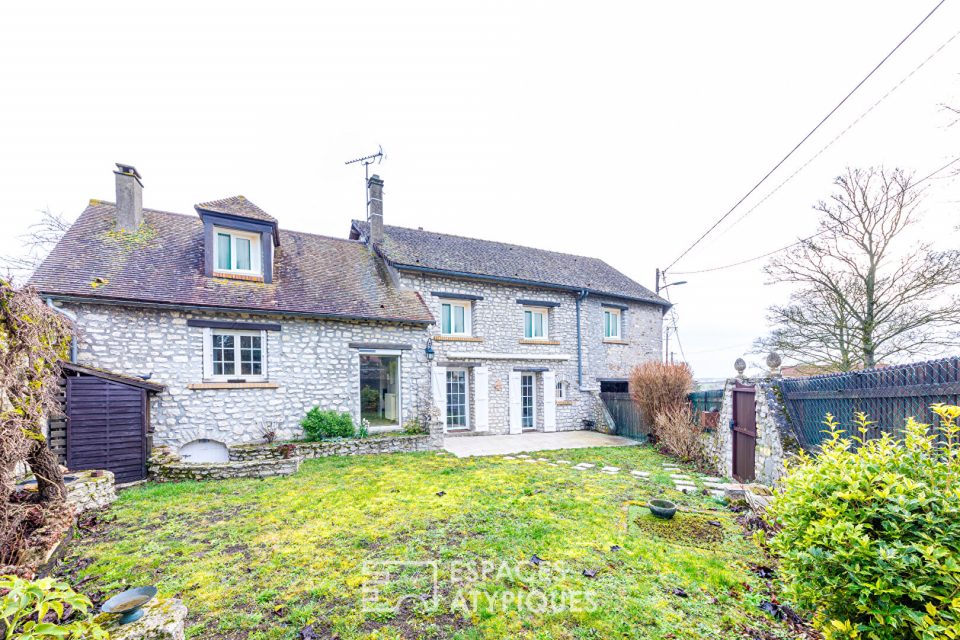 Surprenante maison en pierre au coeur du village