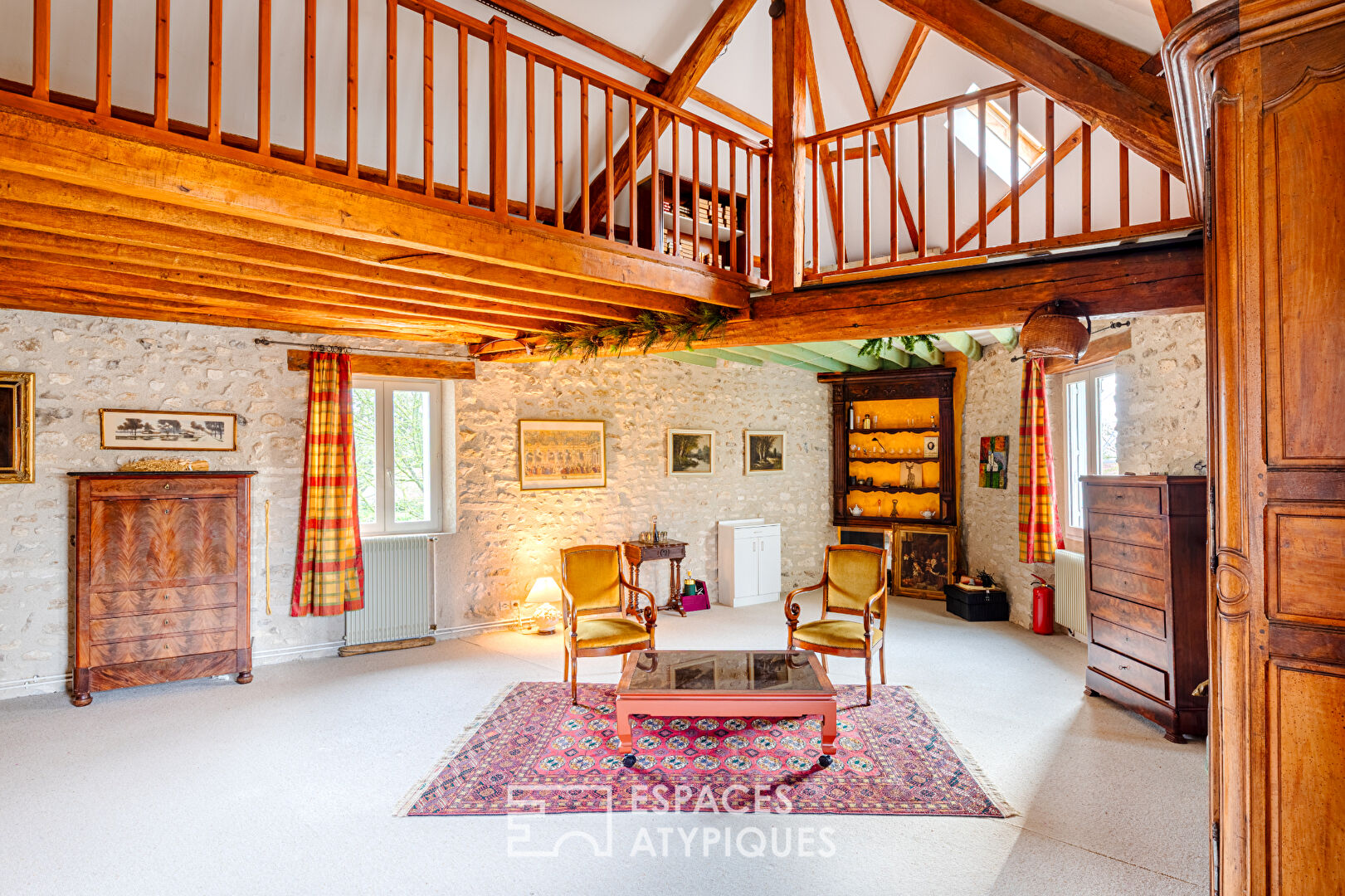 Surprenante maison en pierre au coeur du village