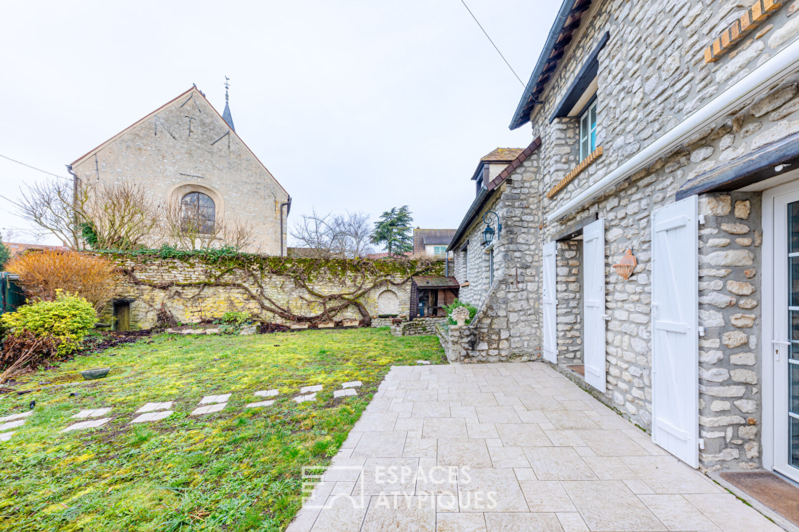 Surprenante maison en pierre au coeur du village