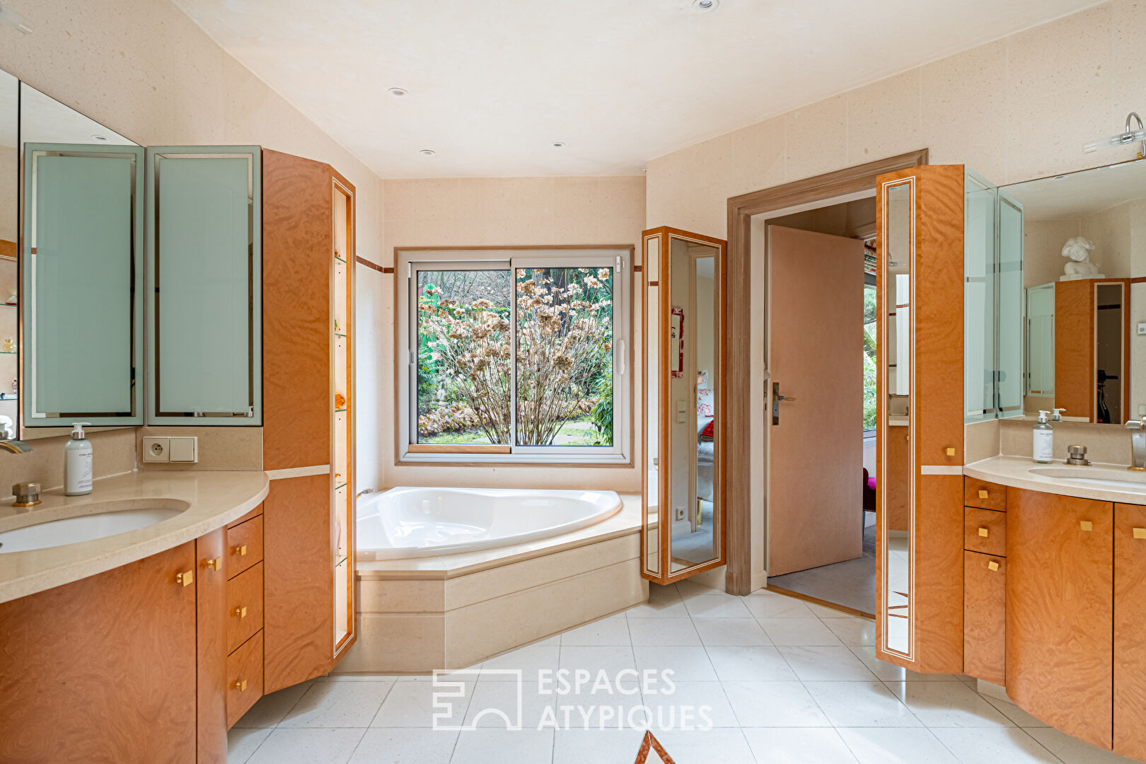 Sublime Maison d&rsquo;architecte de plain-pied dans un parc luxuriant au coeur de la vallée de Chevreuse,