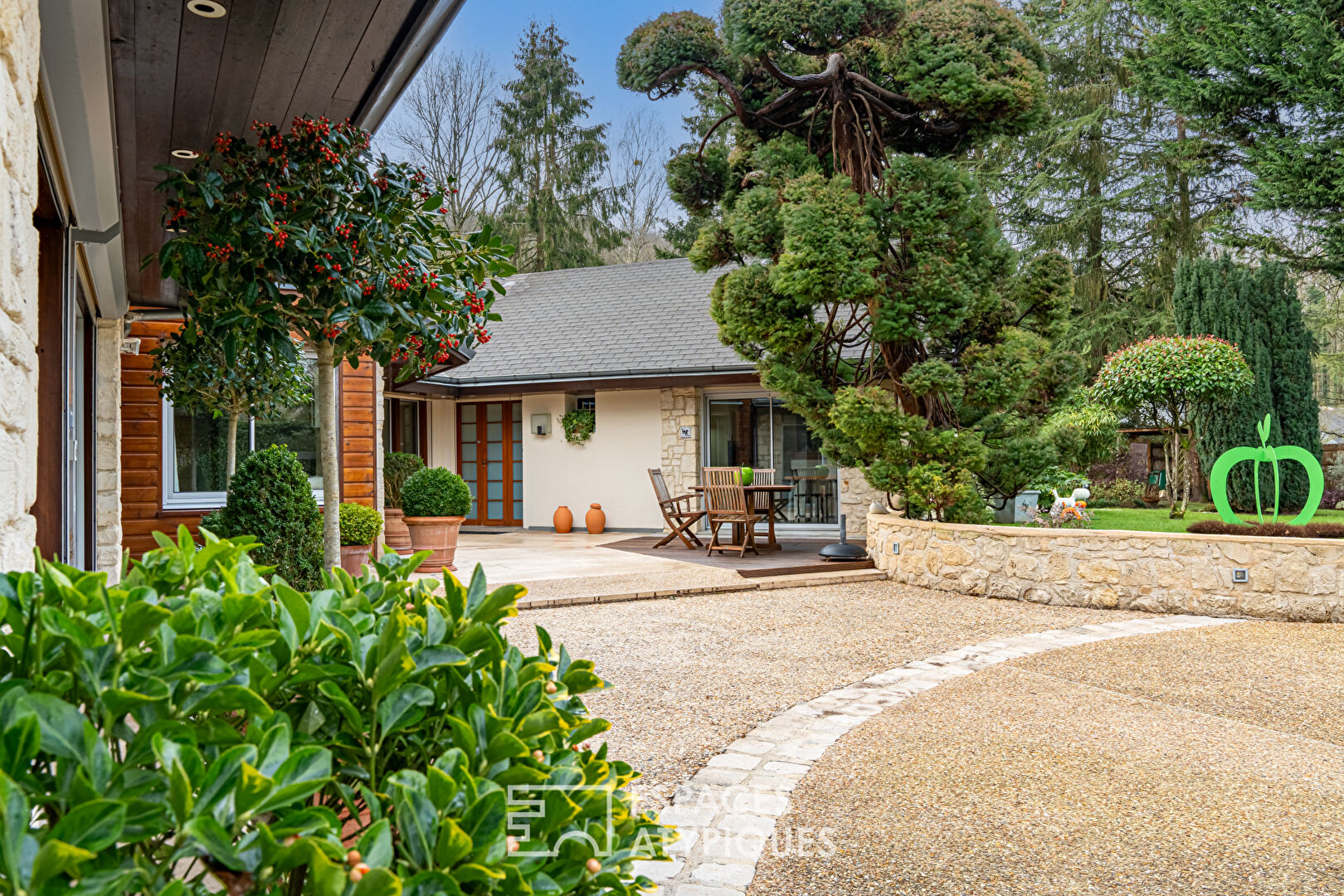 Sublime Maison d&rsquo;architecte de plain-pied dans un parc luxuriant au coeur de la vallée de Chevreuse,