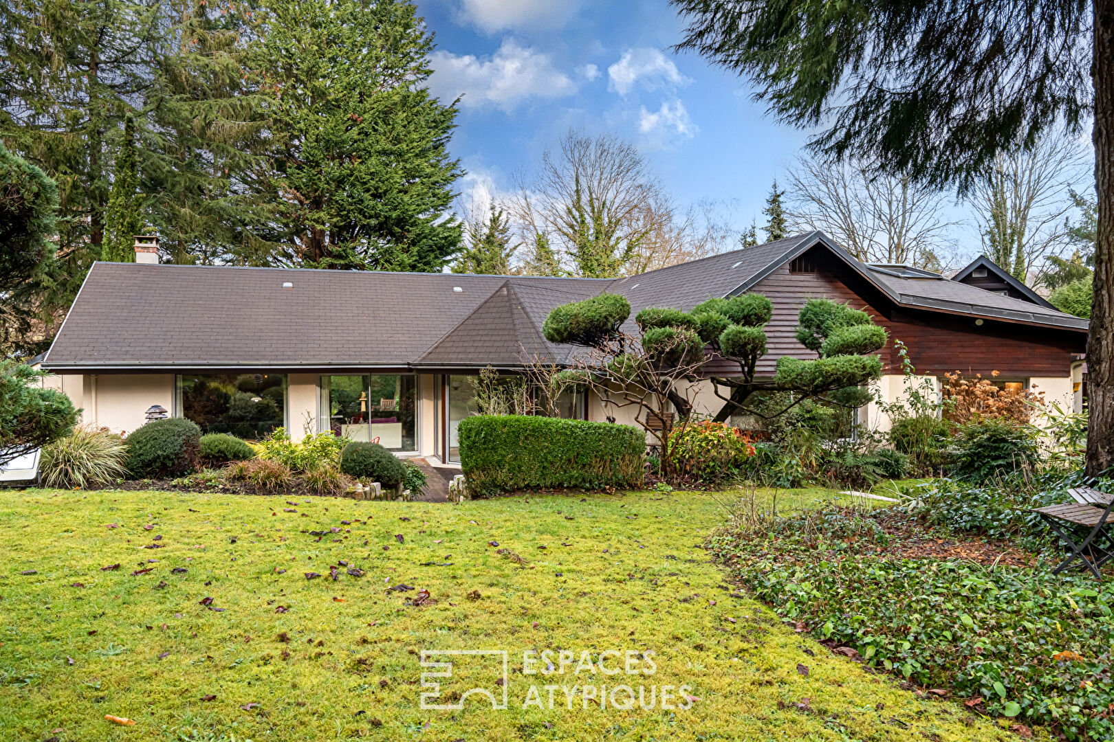 Sublime Maison d&rsquo;architecte de plain-pied dans un parc luxuriant au coeur de la vallée de Chevreuse,