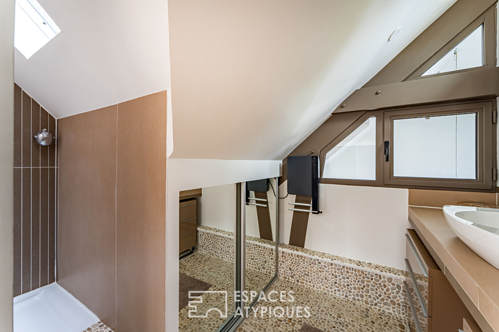 Verneuil-sur-Seine : rare maison A/A et piscine en centre-ville