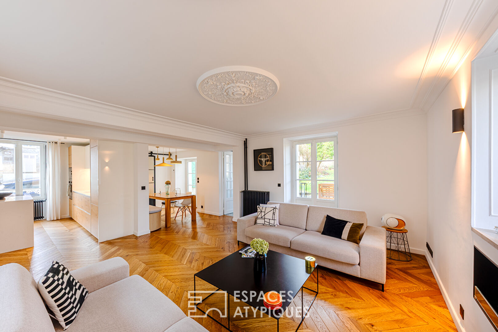 L&rsquo;Élégance Mansart et son Jardin de pierre ; Coeur Historique de Maule